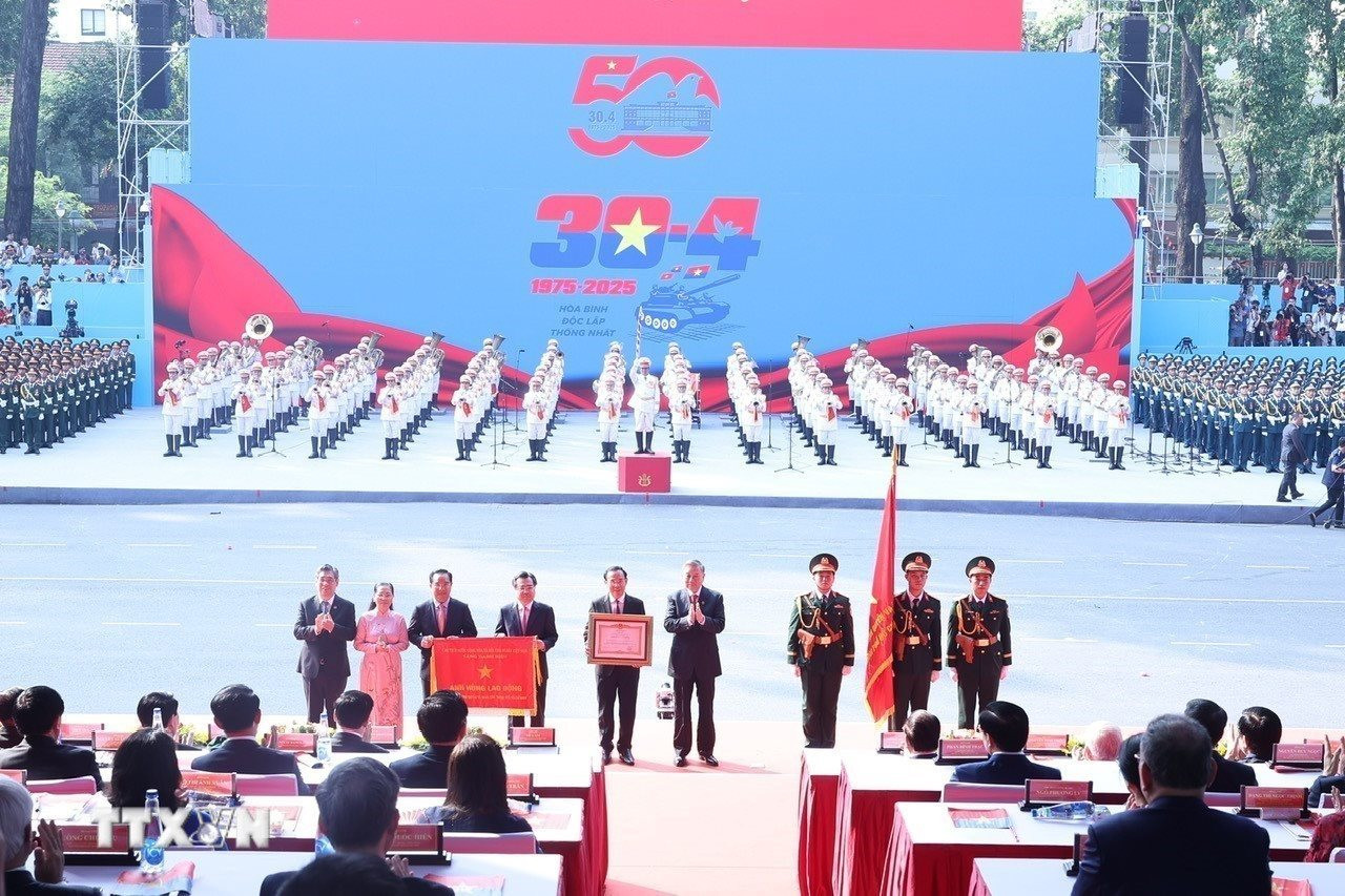 tong-bi-thu-to-lam-trao-huan-chuong-2-17459767206531711031612.jpg
