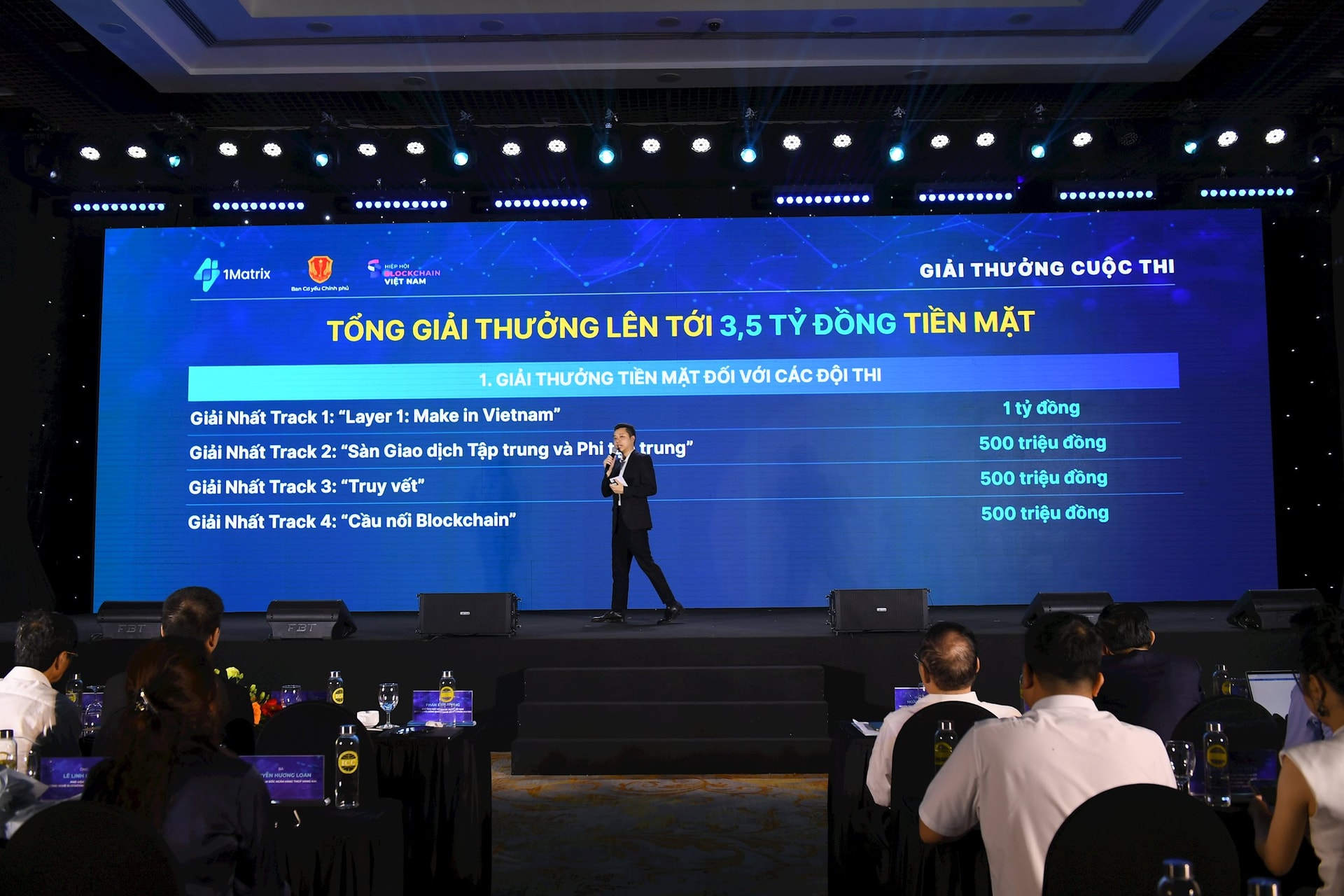ong-tran-huyen-dinh-cong-bo-giai-thuong.jpg