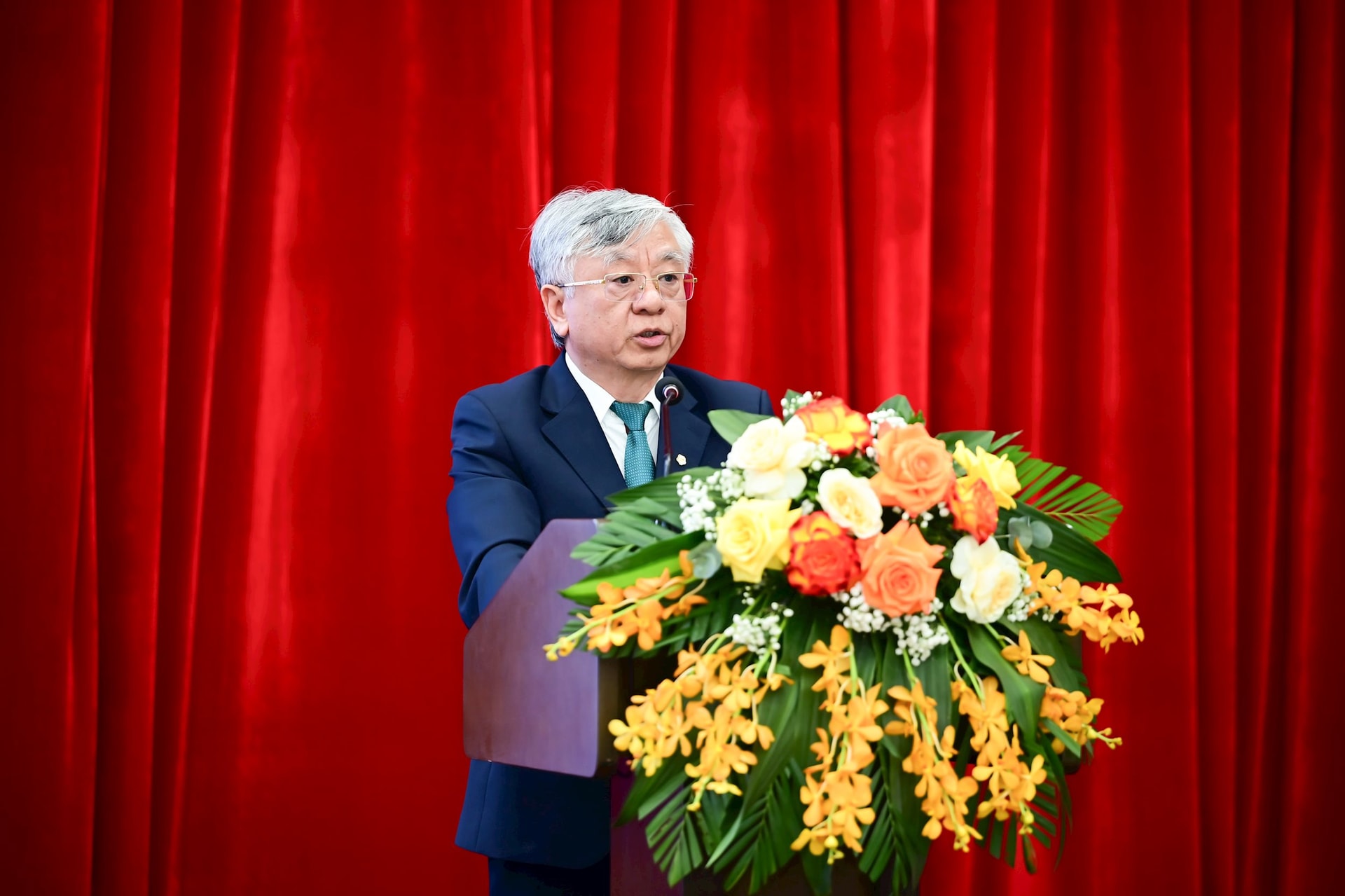 ong-tran-xuan-hoang-chu-tich-hdqt-bic-phat-bieu-tai-dai-hoi.jpg