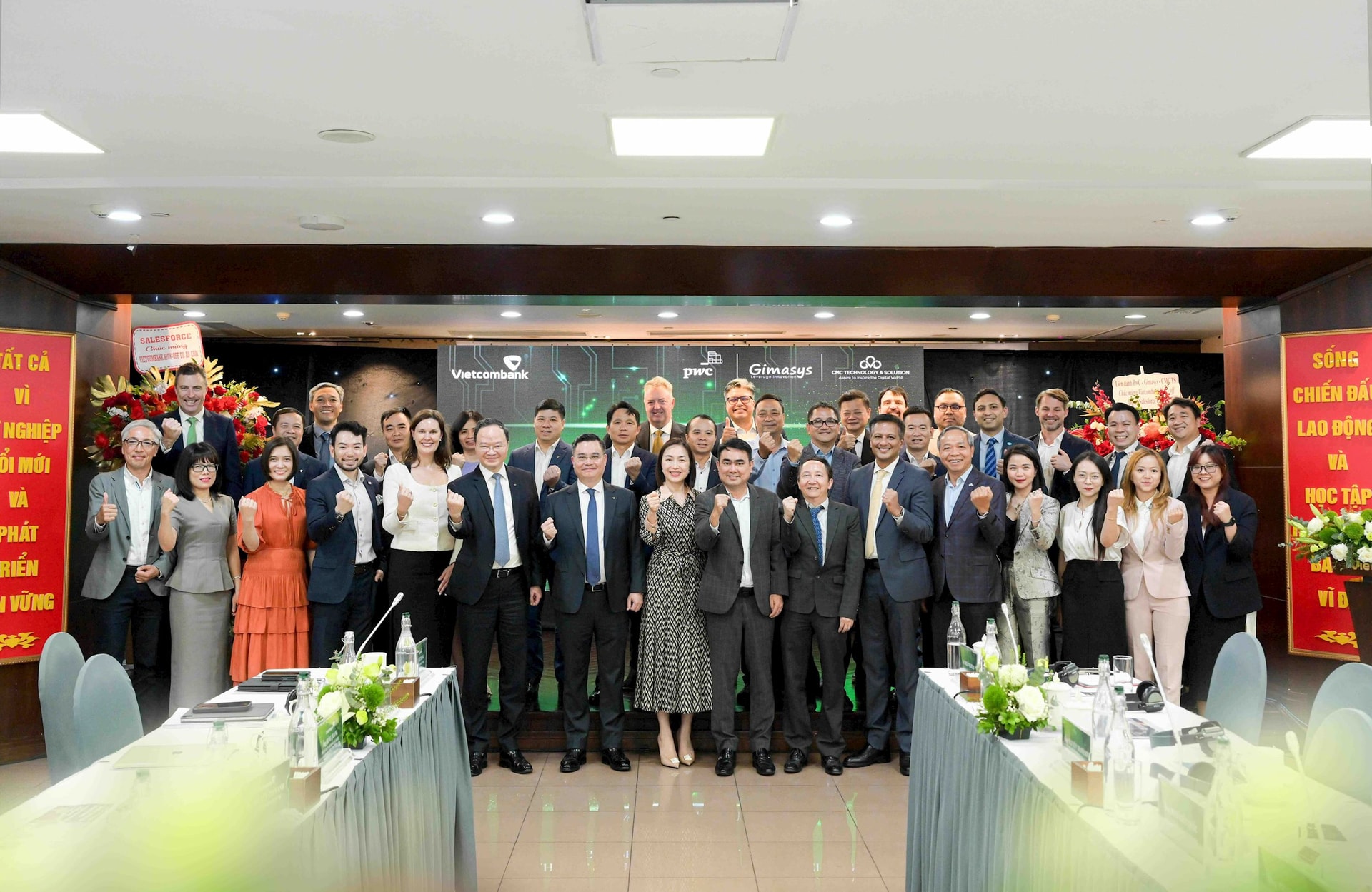 lanh-dao-cua-vietcombank-salesforce-va-pwc-gimasys-cmc-ts-tai-le-khoi-dong-du-an.jpeg