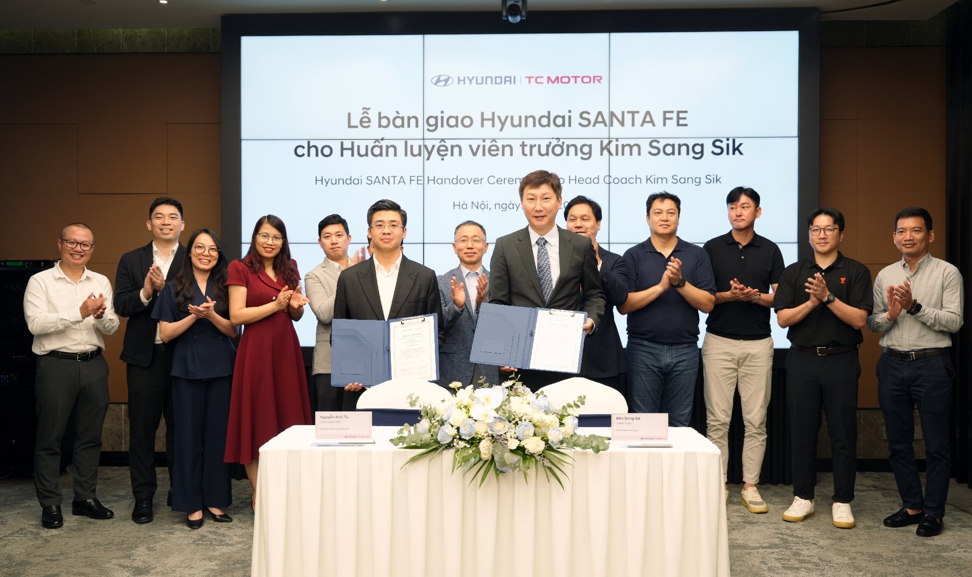 3-tong-giam-doc-hyundai-thanh-cong-viet-nam-nguyen-anh-tu-ky-van-ban-ban-giao-chiec-santa-fe-calligraphy-2.5-turbo-cho-ong-kim-sang-sik.jpg