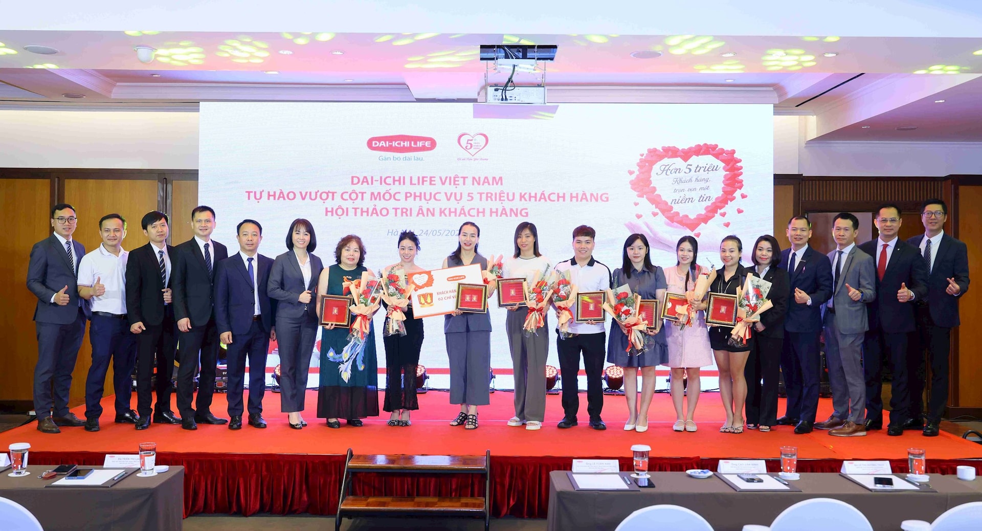 dai-dien-ban-giam-doc-dai-ichi-life-viet-nam-chup-hinh-luu-niem-cung-cac-khach-hang-nhan-qua-tang-cua-chuong-trinh.jpg