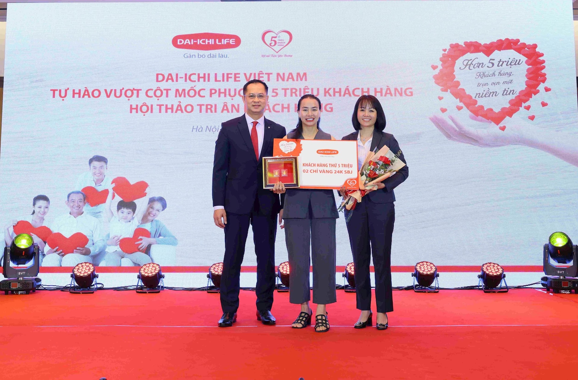 dai-dien-ban-giam-doc-dai-ichi-life-viet-nam-trao-qua-tri-an-2-chi-vang-24k-ep-vi-hinh-than-tai-cho-chi-tran-thi-men-khach-hang-thu-5-trieu-cua-dai-ichi-life-viet-nam.jpg