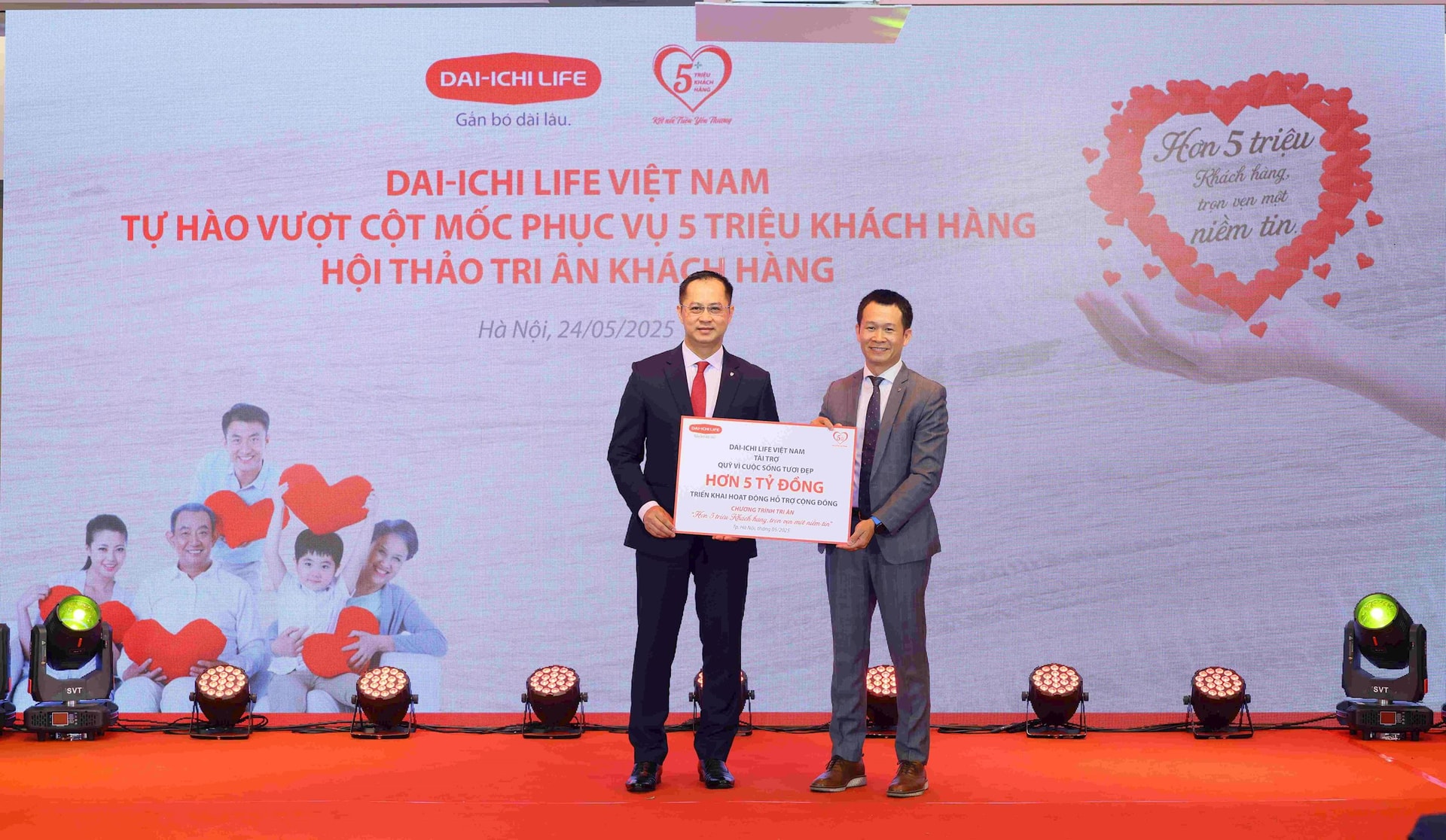 trao-bieu-trung-tai-tro-hon-5-ty-dong-cho-ong-tran-dinh-dong-giam-doc-quy-vi-cuoc-song-tuoi-dep-de-tiep-tuc-trien-khai-ca-1-.jpg