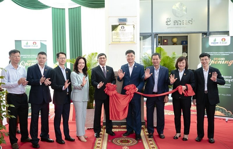 ban-lanh-dao-pvcfc-thuc-hien-nghi-thuc-khai-truong-van-phong-dai-dien-tai-campuchia.jpg