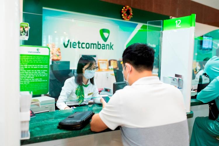 Khách hàng đang tìm hiểu lãi suất ngân hàng Vietcombank