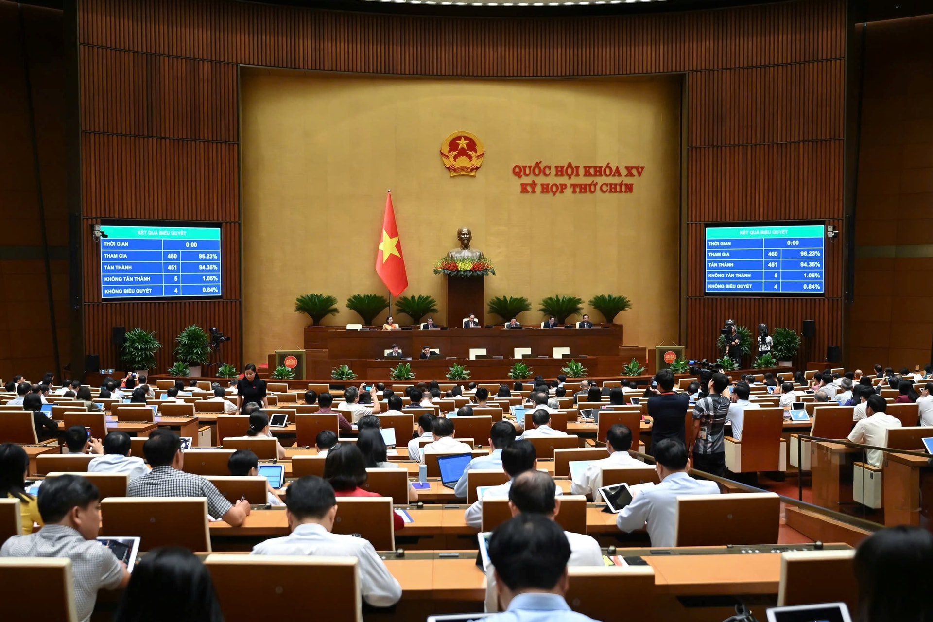quang-canh-phien-hop.jpg