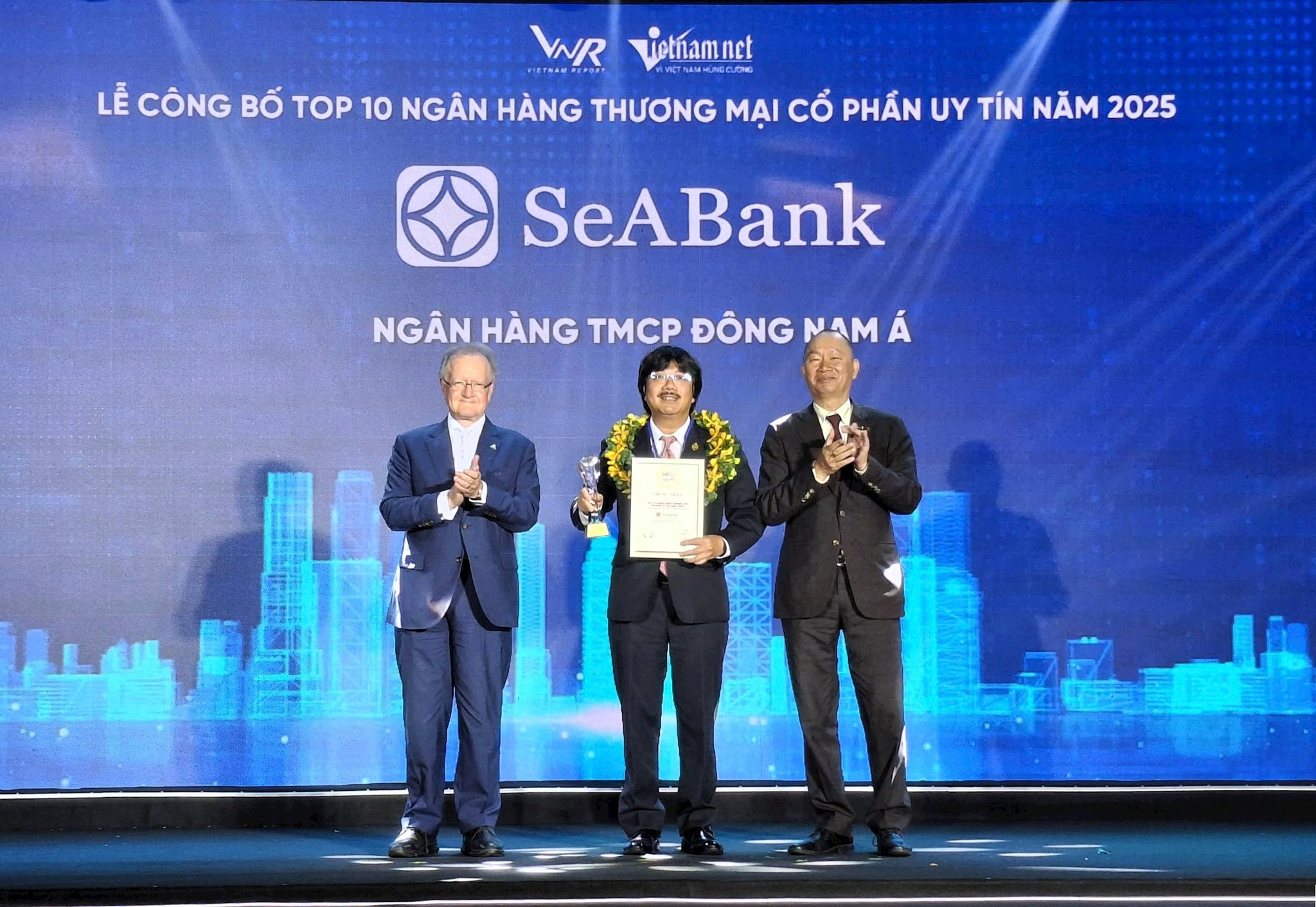 top-10-ngan-hang-tu-nhan-vnr.jpg