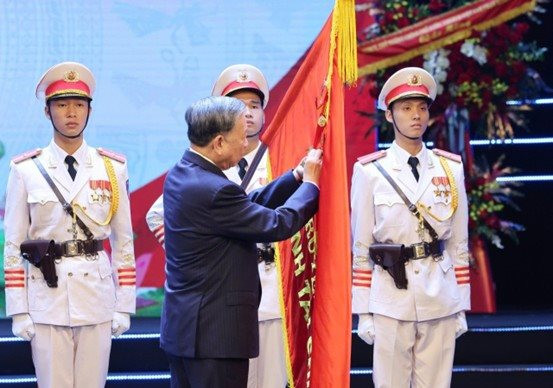 8.8-tbt-trao-huan-chuong.jpg