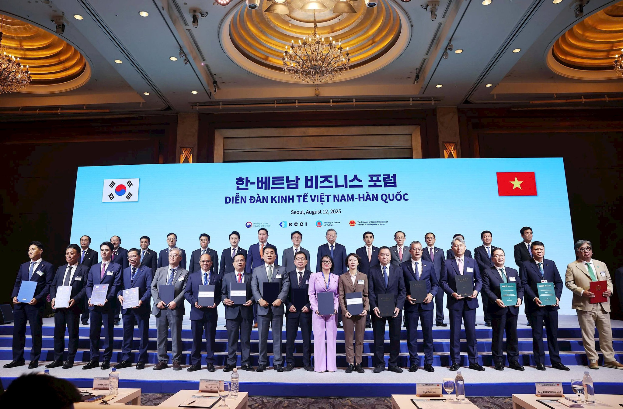 1.-ong-dang-ngoc-hoa-chu-tich-hdqt-vietnam-airlines-cung-saigontourist-trao-bien-ban-hop-tac-voi-kto-va-hanatour-trong-linh-vuc-hop-tac-phat-trien-du-lich.jpg