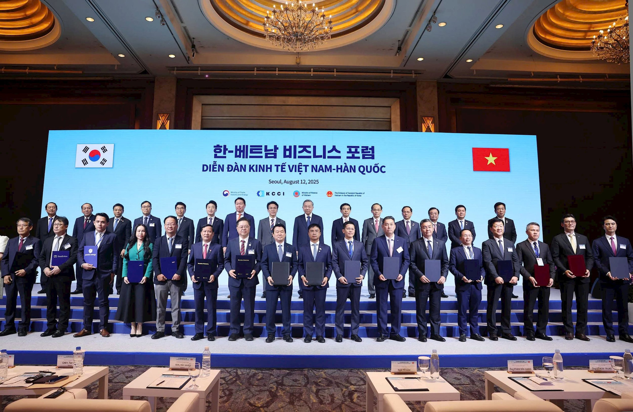 2.-ong-nguyen-chien-thang-ptgd-vietnam-airlines-trao-bien-ban-hop-tac-voi-korean-air-trong-linh-vuc-bao-duong-tau-bay-va-van-chuyen-hang-hoa.jpg