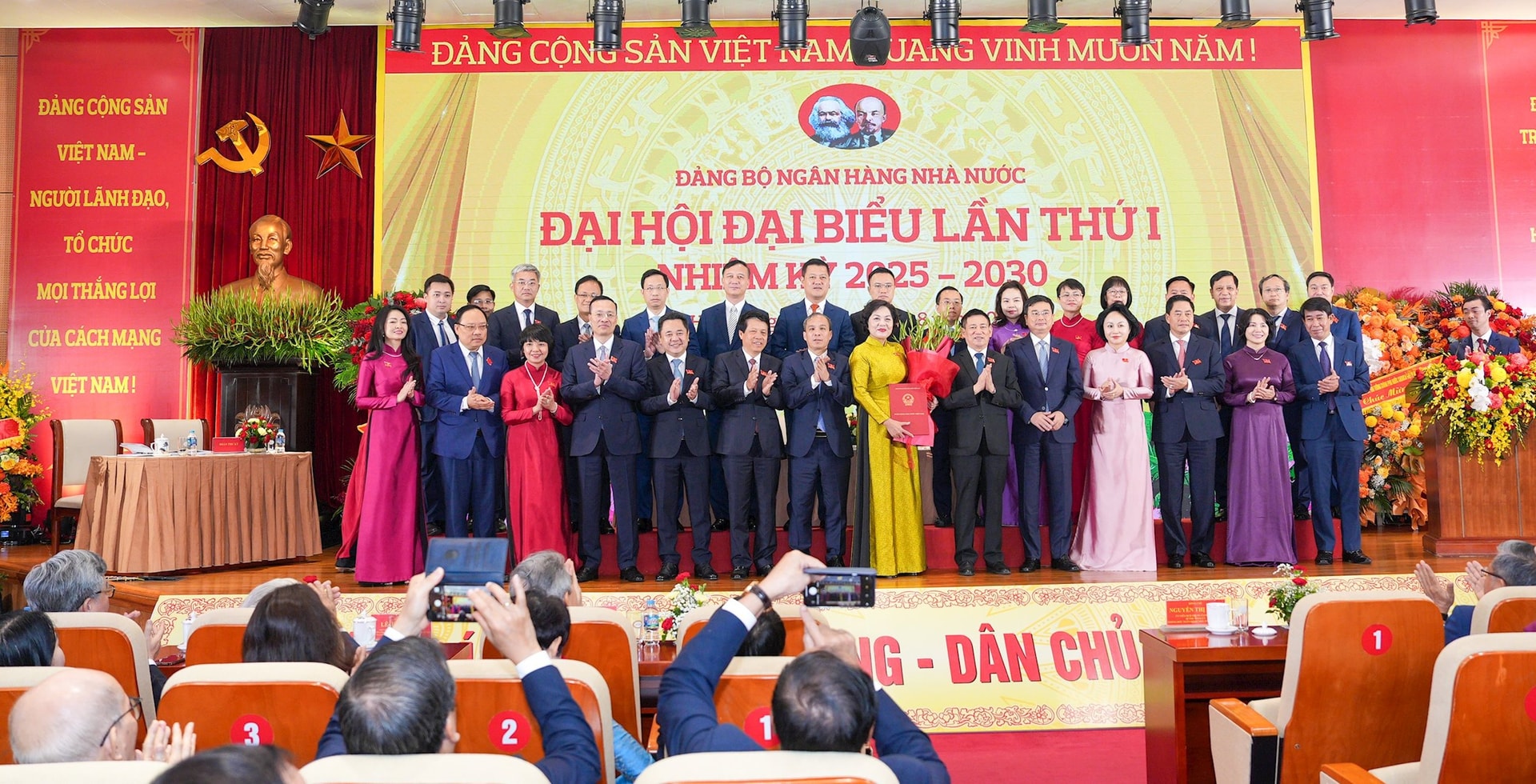 ra mắt BCH