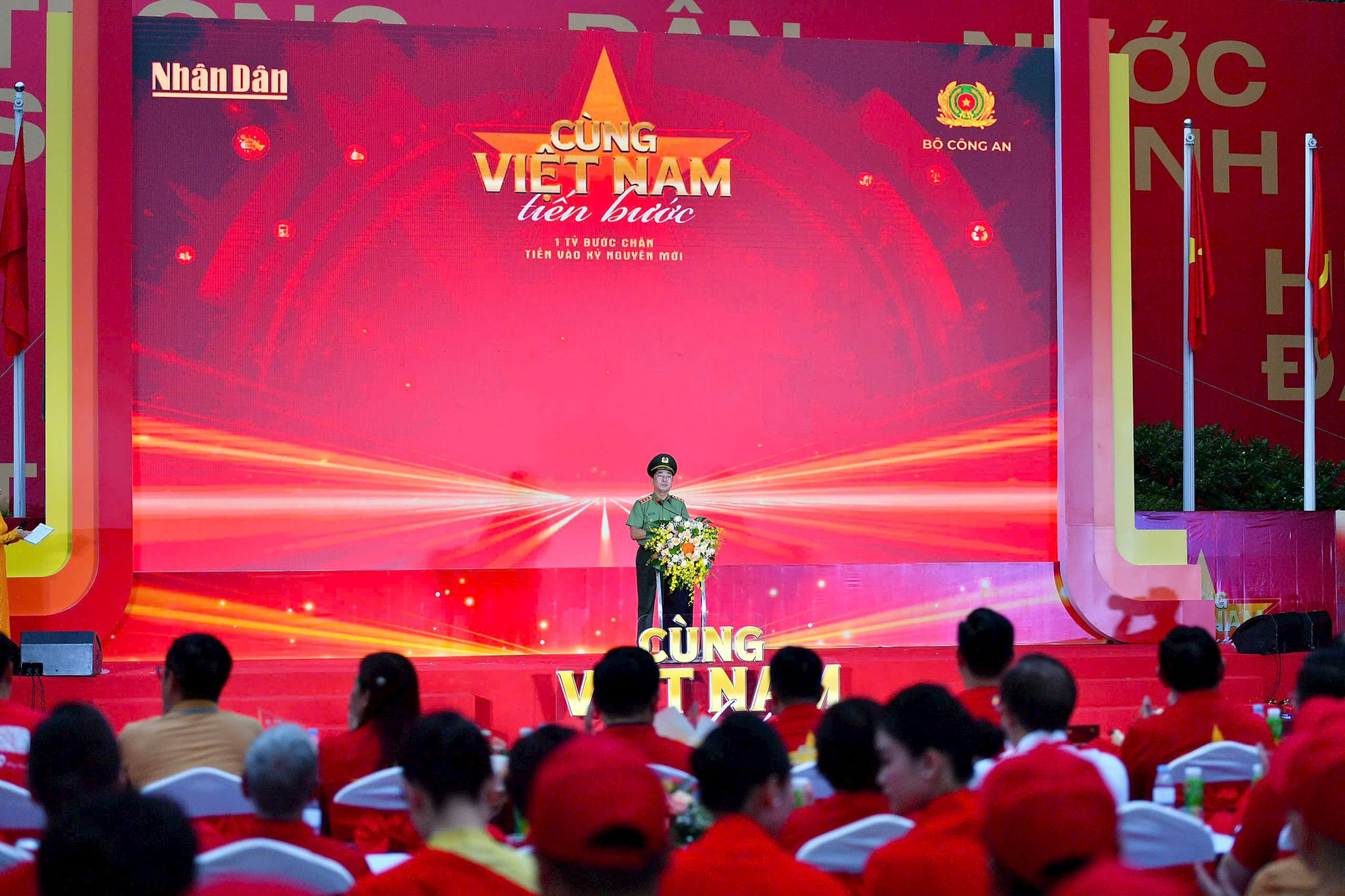vcb-cung-viet-nam-tien-buoc_2.jpg