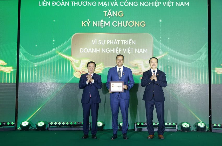 ong-binu-jacob-tong-giam-doc-nestle-viet-nam-dong-chu-tich-vbcsd-duoc-vcci-trao-ky-niem-chuong-ghi-nhan-dong-gop-tich-cuc-trong-hanh-trinh-15-nam-thuc-day-phat-trien-ben-vung-tai-viet-nam.jpeg