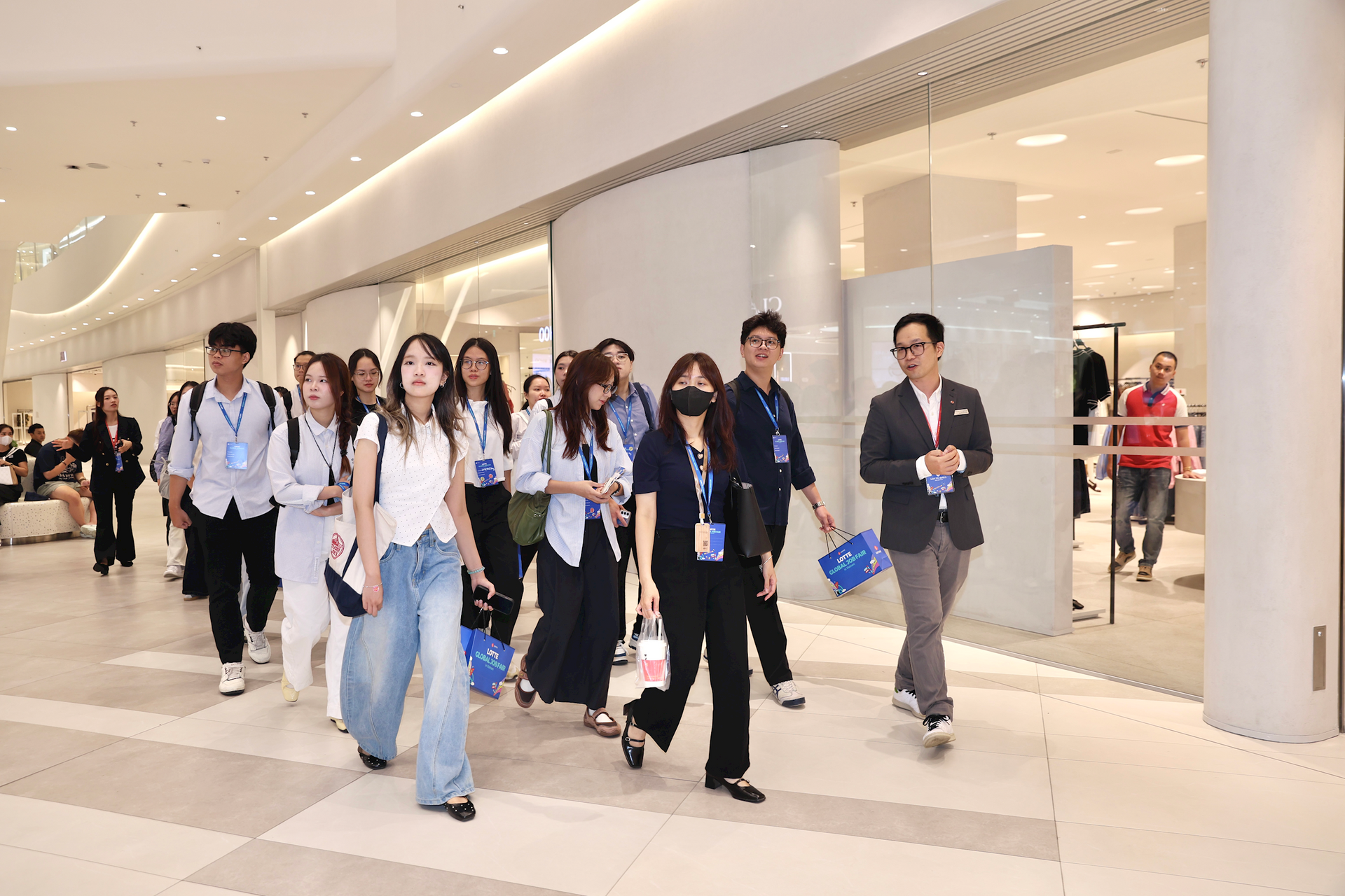 3.-cac-ung-vien-tham-gia-hoat-dong-company-tour.png