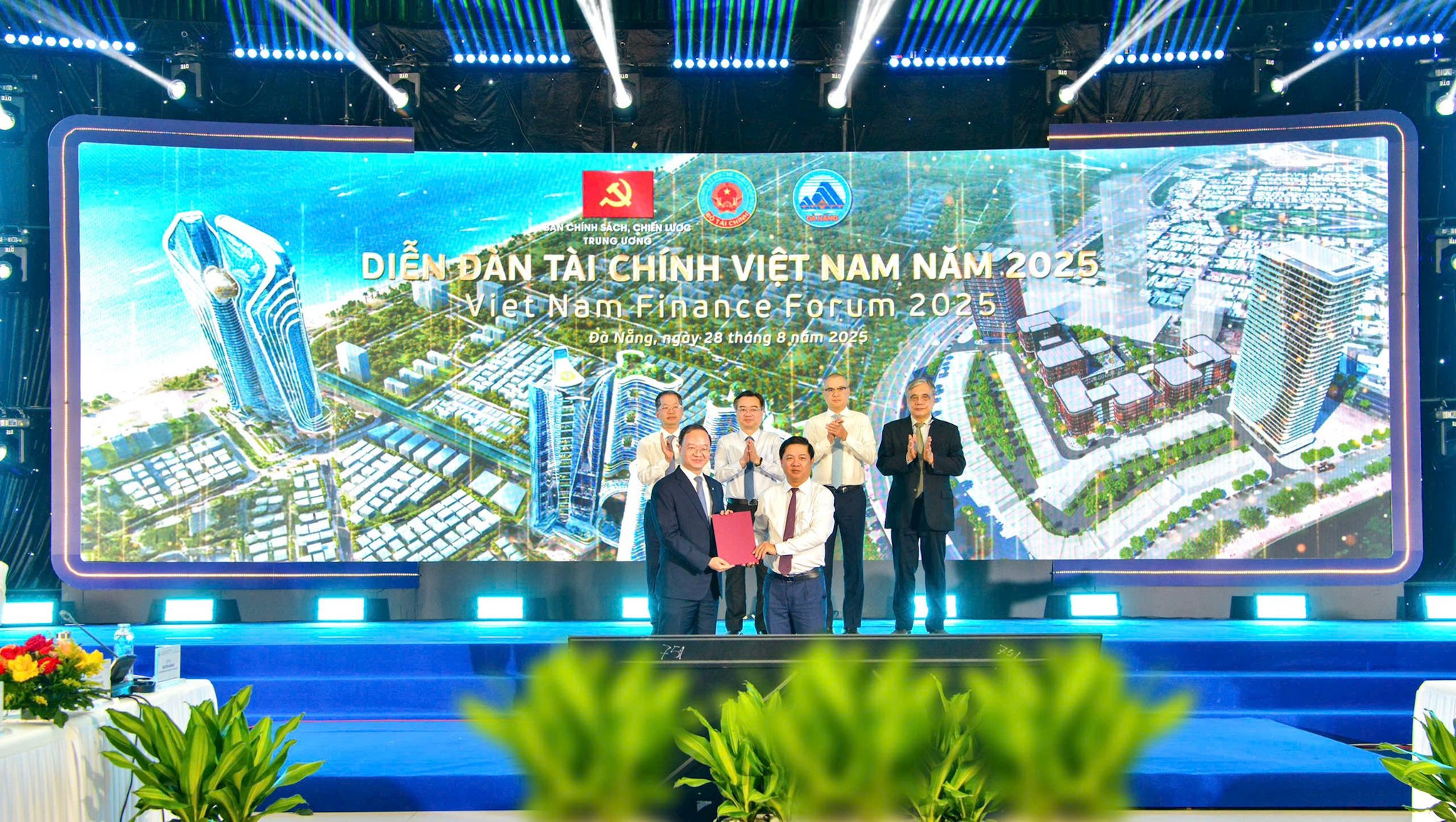 2025082_vietcombank-va-ubnd-tp-da-nang-hop-tac-phat-trien-dich-vu-tai-trung-tam-tai-chinh-quoc-te-viet-nam_anh-1.jpg