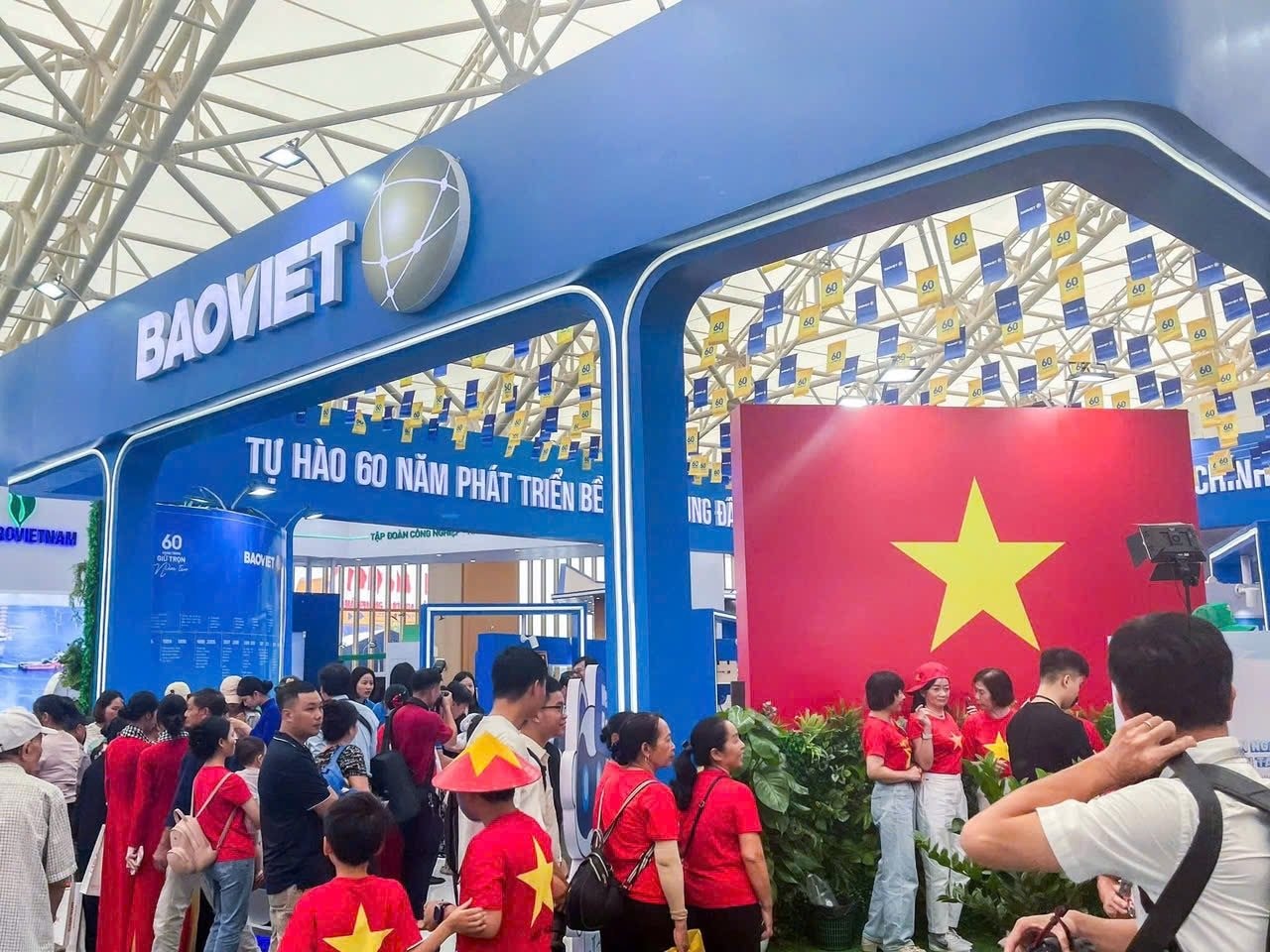 4.-hoat-ong-check-in-cung-la-co-to-quoc.jpg