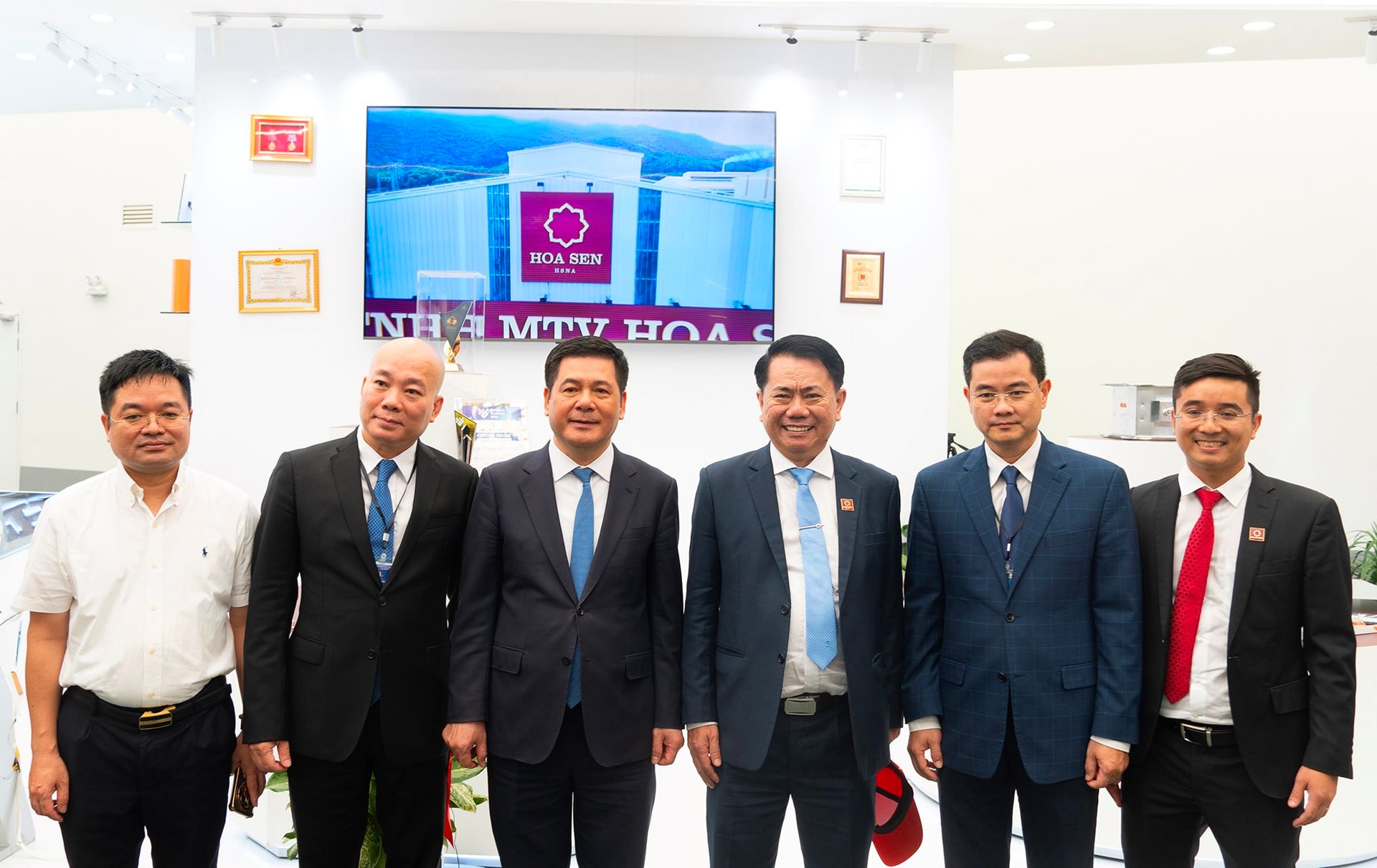 dong-chi-nguyen-hong-dien-bo-truong-bo-cong-thuong-ghe-tham-quan-gian-hang-tap-doan-hoa-sen-12-.jpg