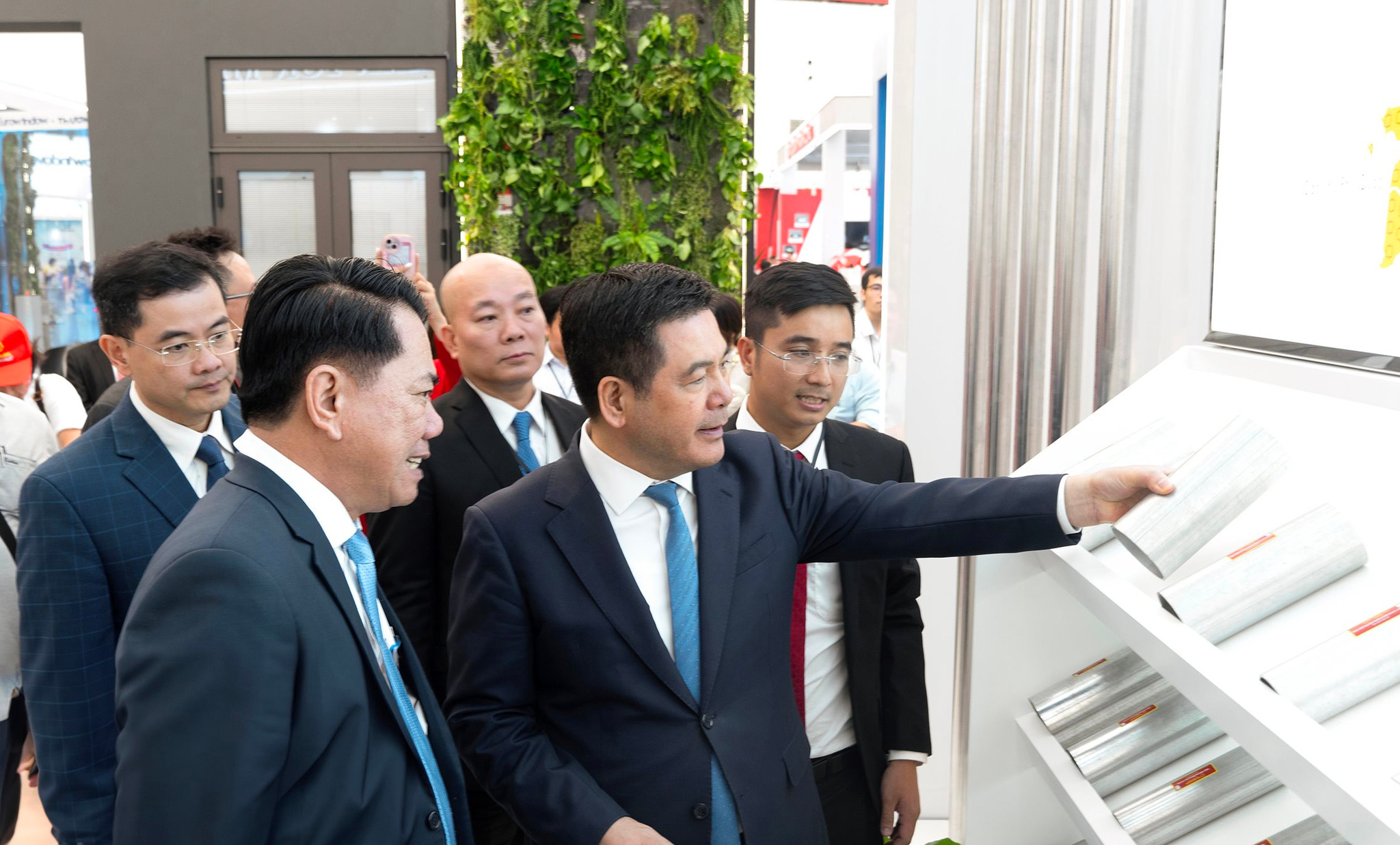 dong-chi-nguyen-hong-dien-bo-truong-bo-cong-thuong-ghe-tham-quan-gian-hang-tap-doan-hoa-sen-7-.jpg