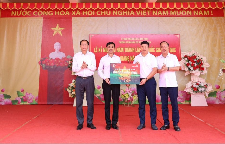 anh-1-cung-em-tien-buoc.jpg