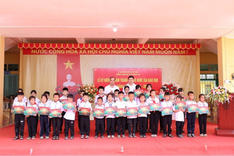 anh-2-cung-em-tien-buoc.jpg