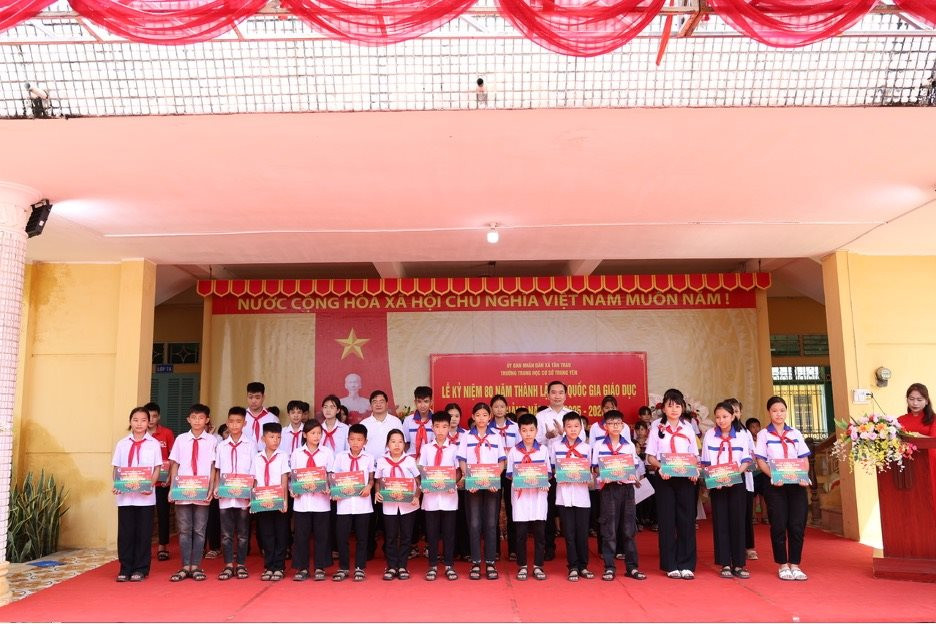 anh-4-cung-em-tien-buoc.jpg