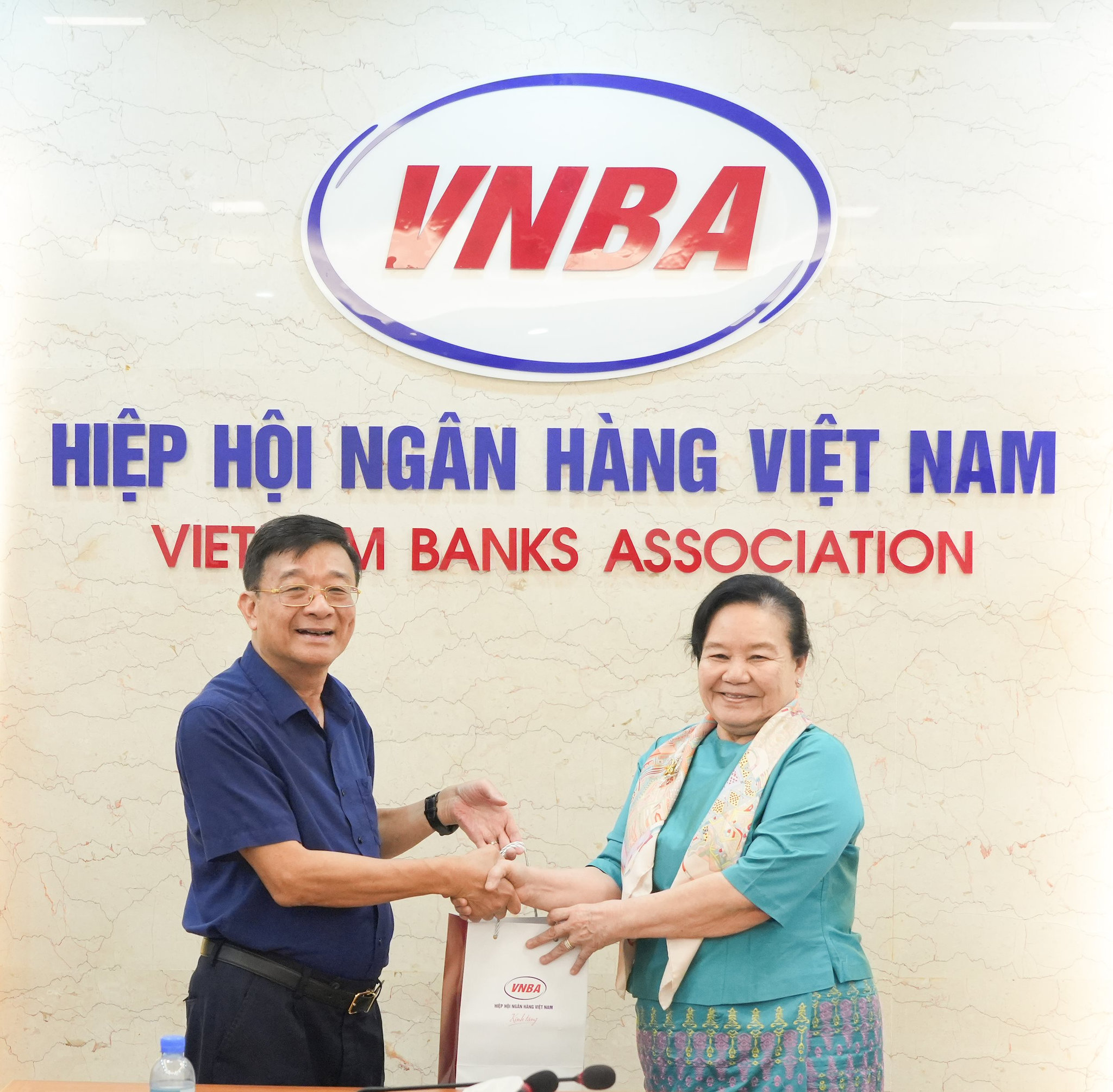 tang-qua-luu-niem-090925.jpg