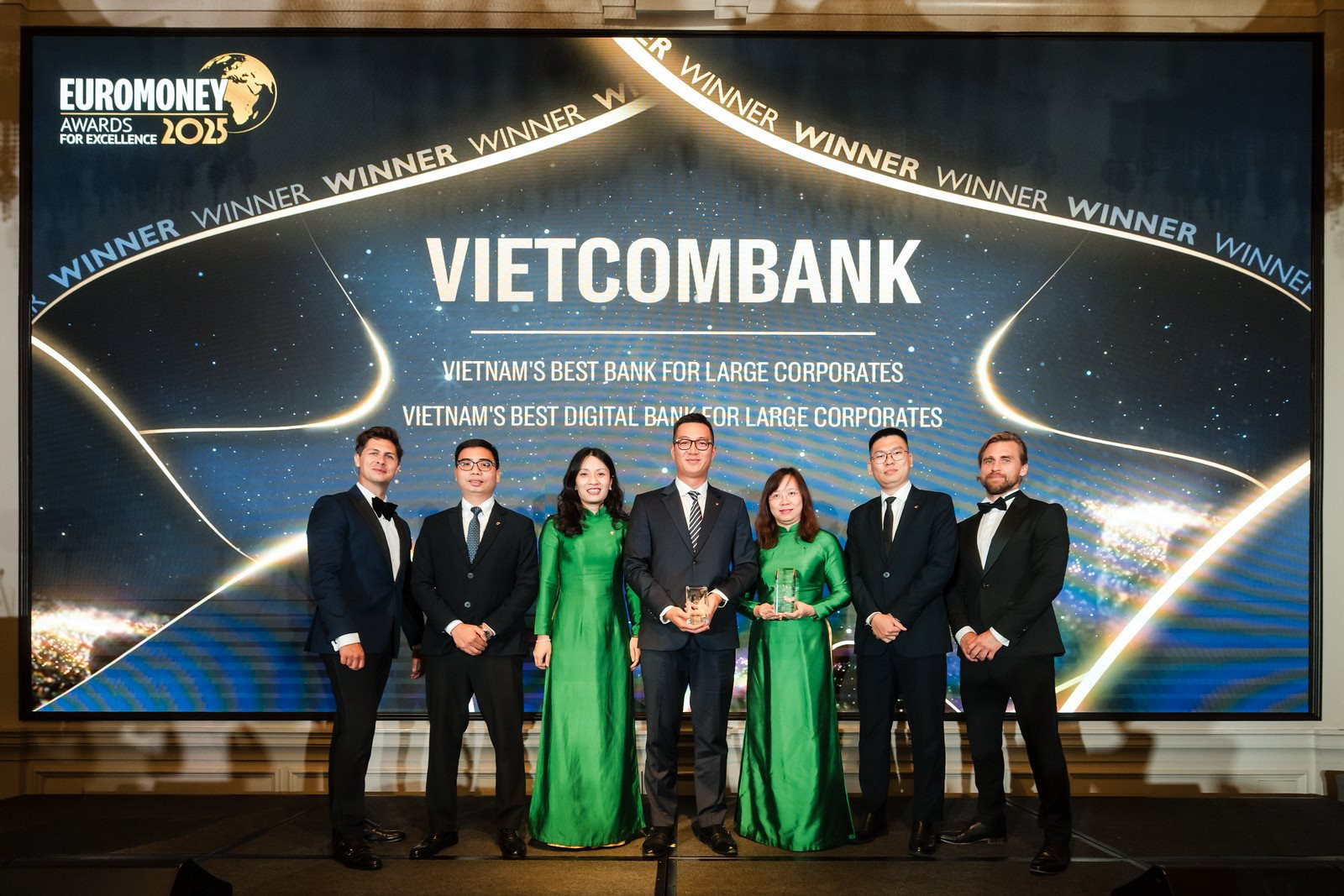 dai-dien-vcb-nhan-giai-euromoney-2025.jpg
