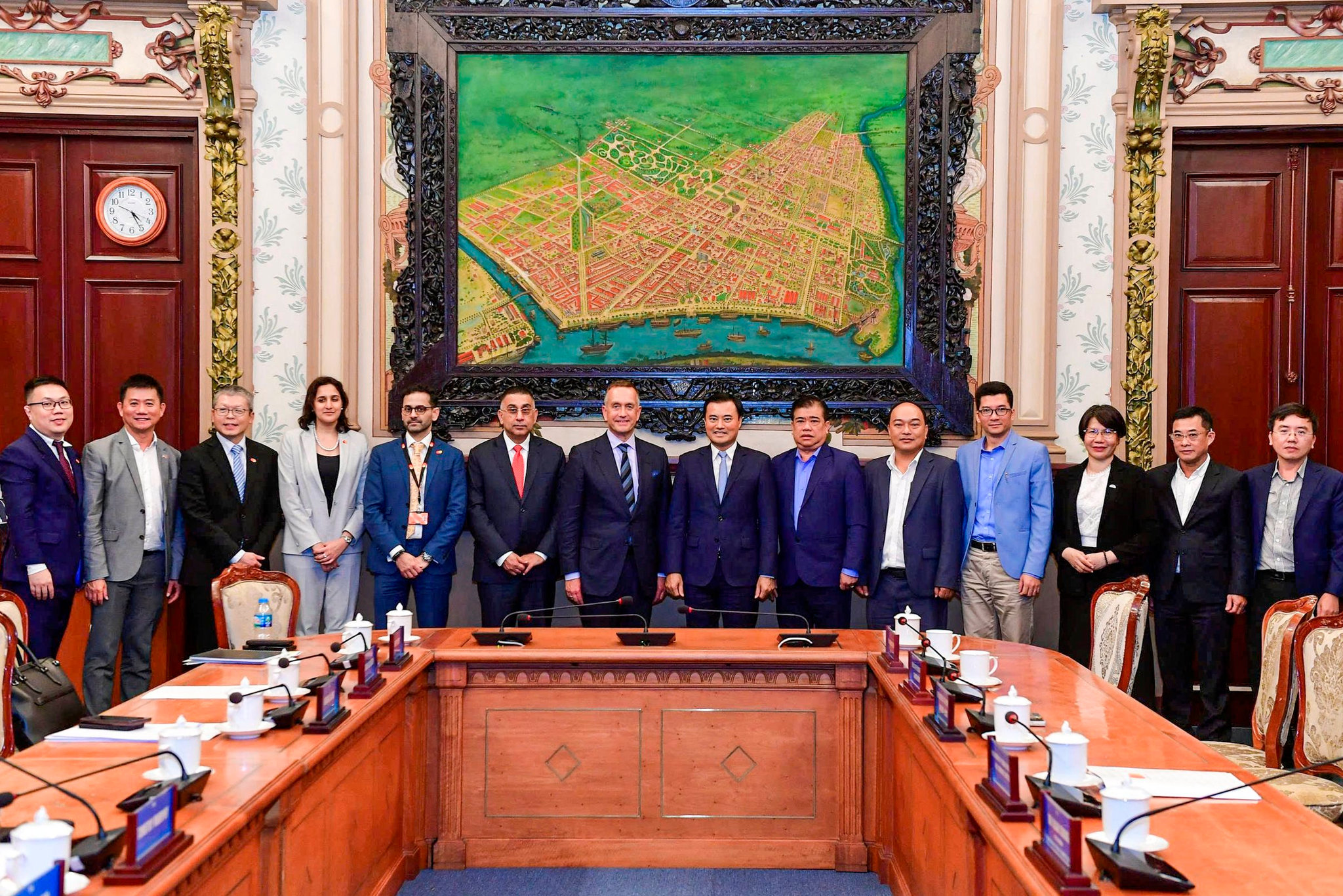 the-meeting-between-mastercard-s-delegation-and-hcmc-people-s-committee-1-.jpg
