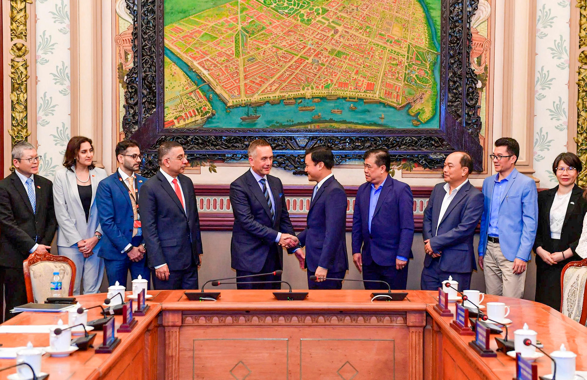 the-meeting-between-mastercard-s-delegation-and-hcmc-people-s-committee-2-.jpg