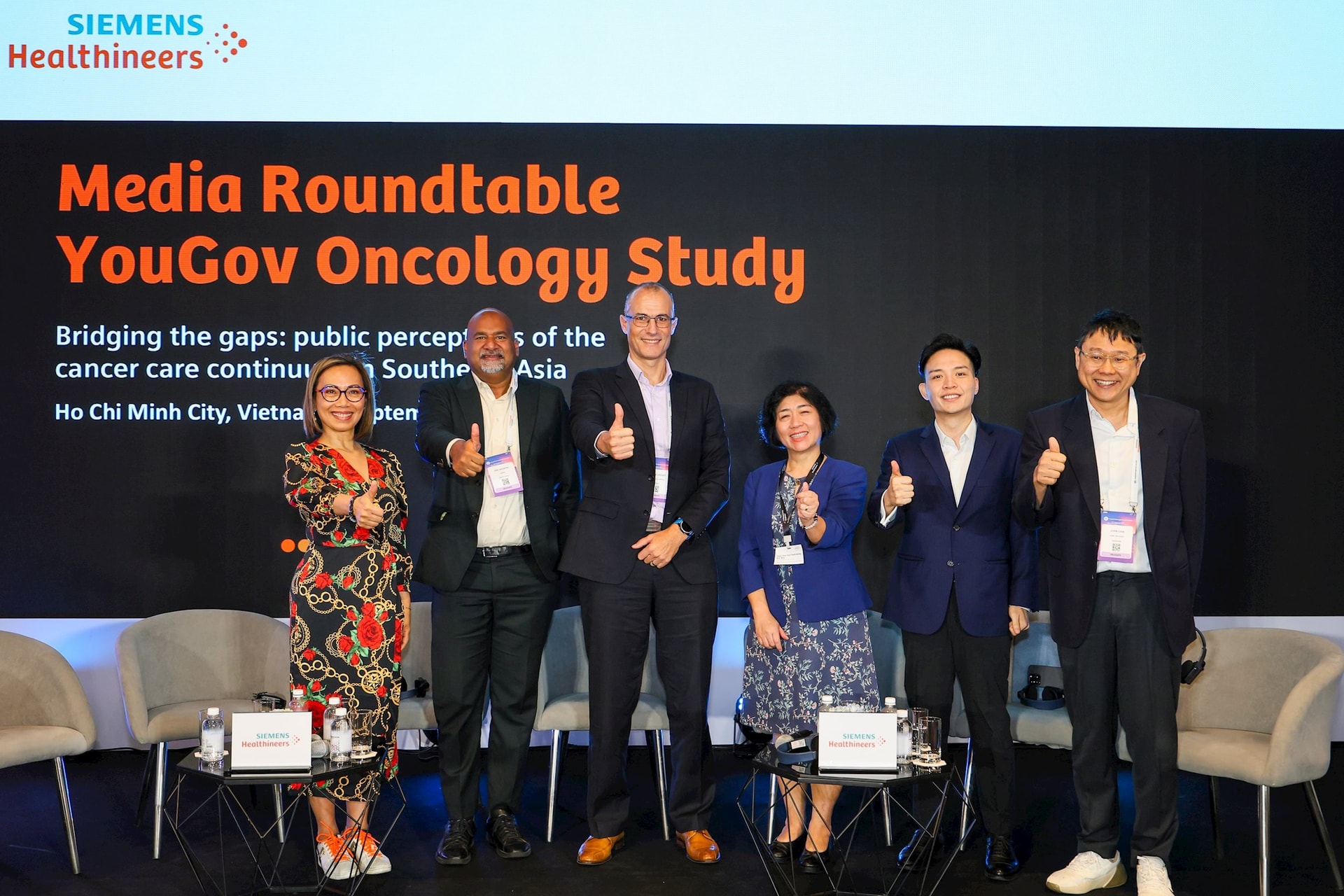 dai-dien-cua-siemens-healthineers-ong-fabrice-leguet-dung-thu-3-tu-trai-sang-phai-giam-doc-dieu-hanh-khu-vuc-dong-nam-a-cung-cac-khach-moi-tai-buoi-toa-dam-2-.jpg
