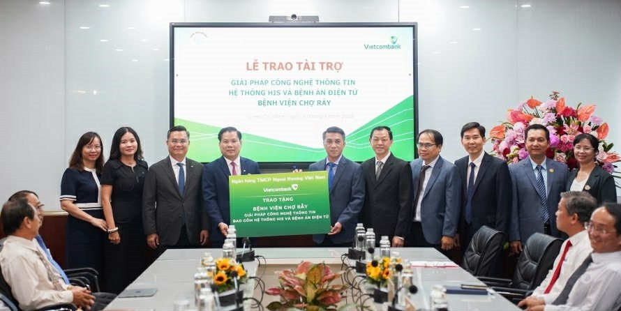 20250910_vcbhcm_trao-tang-tai-tro-bvcr_3.jpeg