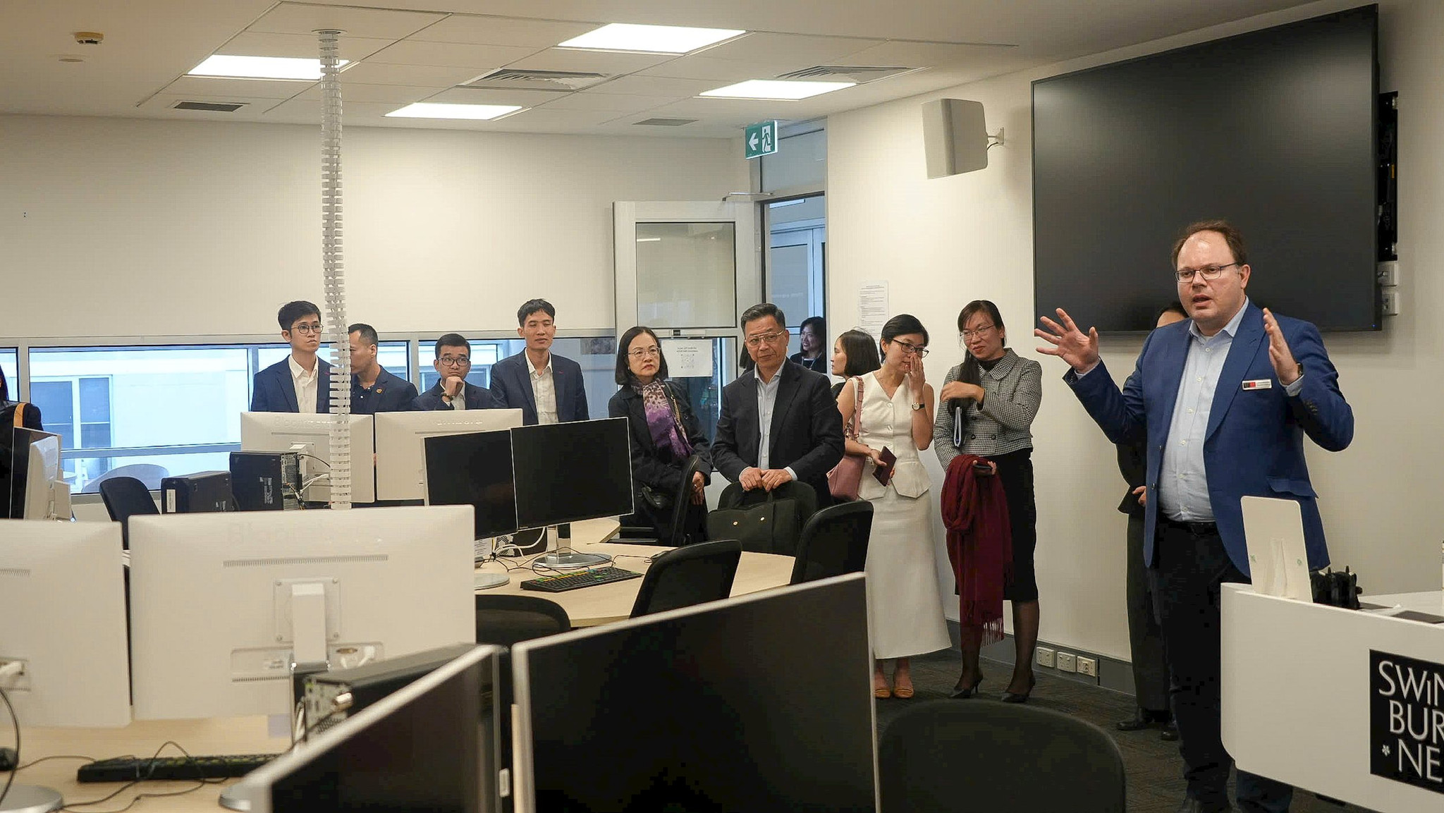 doan-cong-tac-hiep-hoi-ngan-hang-viet-nam-tham-vuon-uom-fintech-hang-dau-uc_68c82f65a7985.jpg