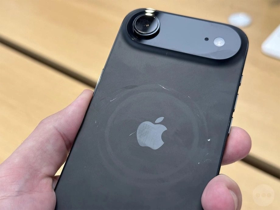 iphone-17-moi-bi-tray-xuoc.jpg