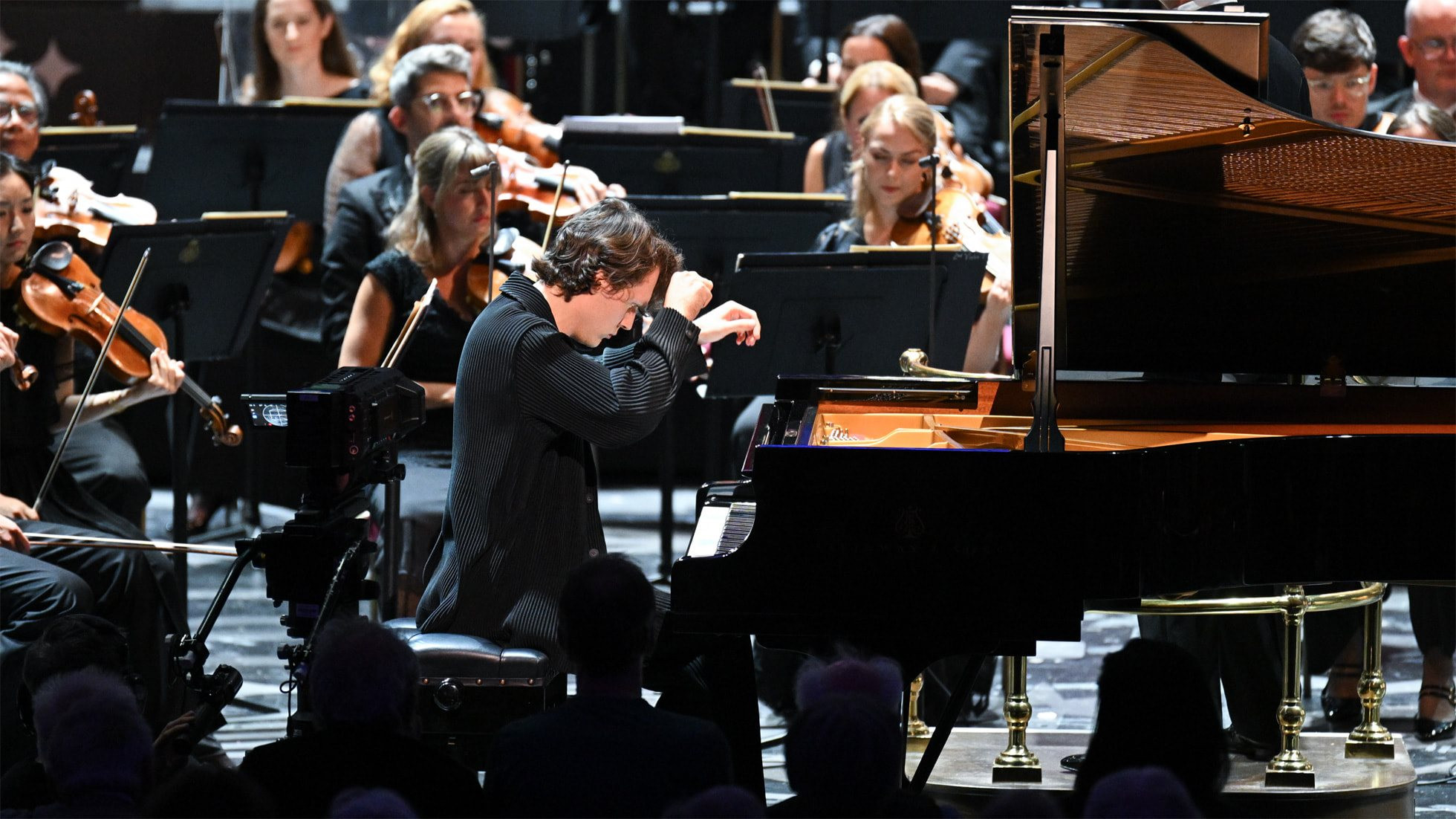 apple-vision-pro-immersive-films-bbc-symphony-orchestra-pianist-lukas-sternath_big.jpg.large_2x.jpg