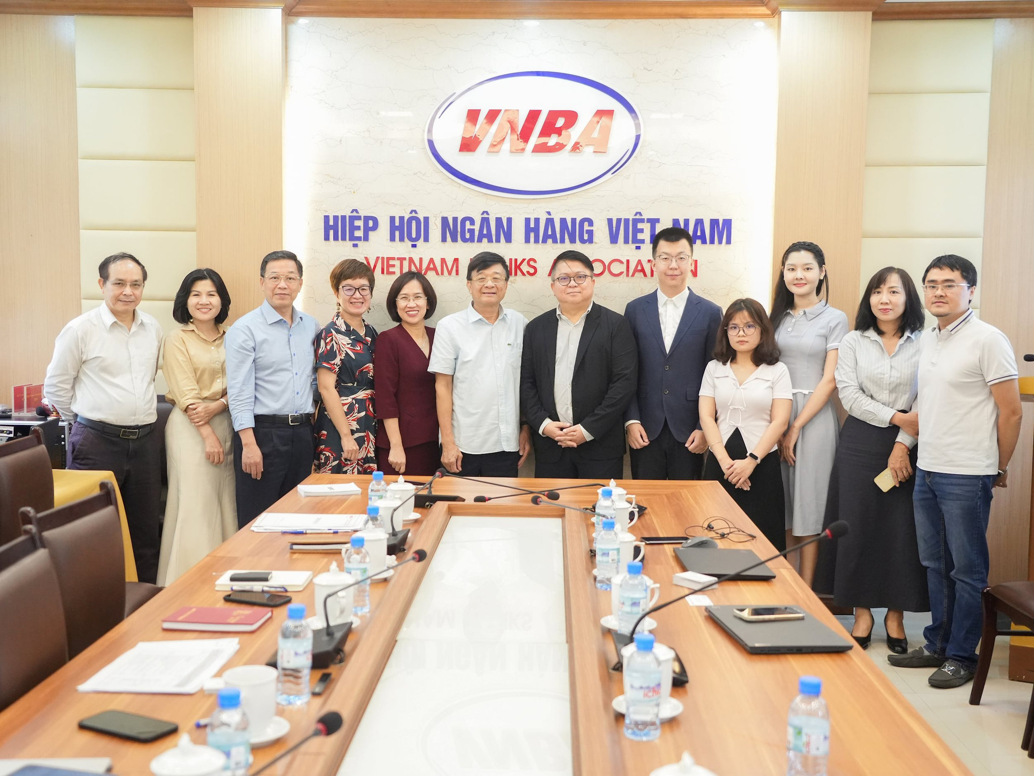 chup-anh-luu-niem-091025.jpg