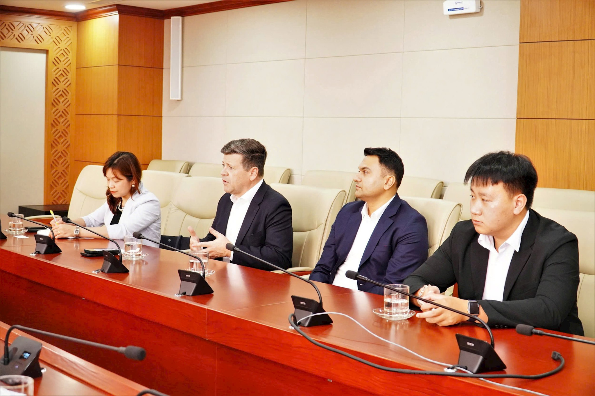 ong-bob-mccooey-thu-2-tu-trai-qua-pho-chu-tich-kiem-giam-doc-bo-phan-niem-yet-quoc-te-nasdaq-phat-bieu-tai-buoi-lam-viec.jpg