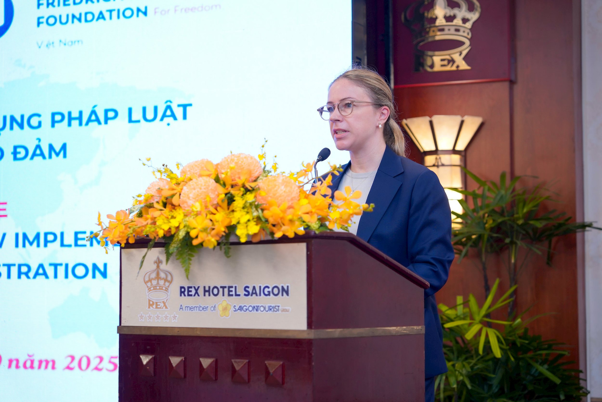 ba-vanessa-steinmetz-giam-doc-quoc-gia-vien-fnf-viet-nam.jpg