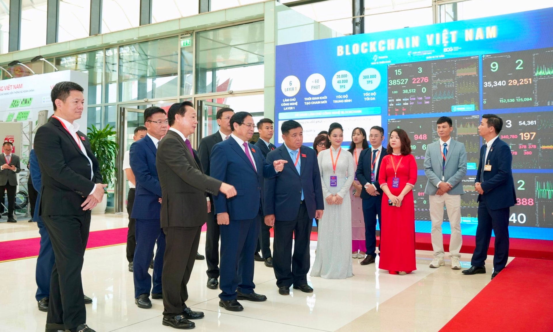 thu-tuong-pham-minh-chinh-va-cac-quan-chuc-chinh-phu-tham-khu-trung-bay-mang-dich-vu-da-chuoi-blockchain-viet-nam-vbsn-.jpg