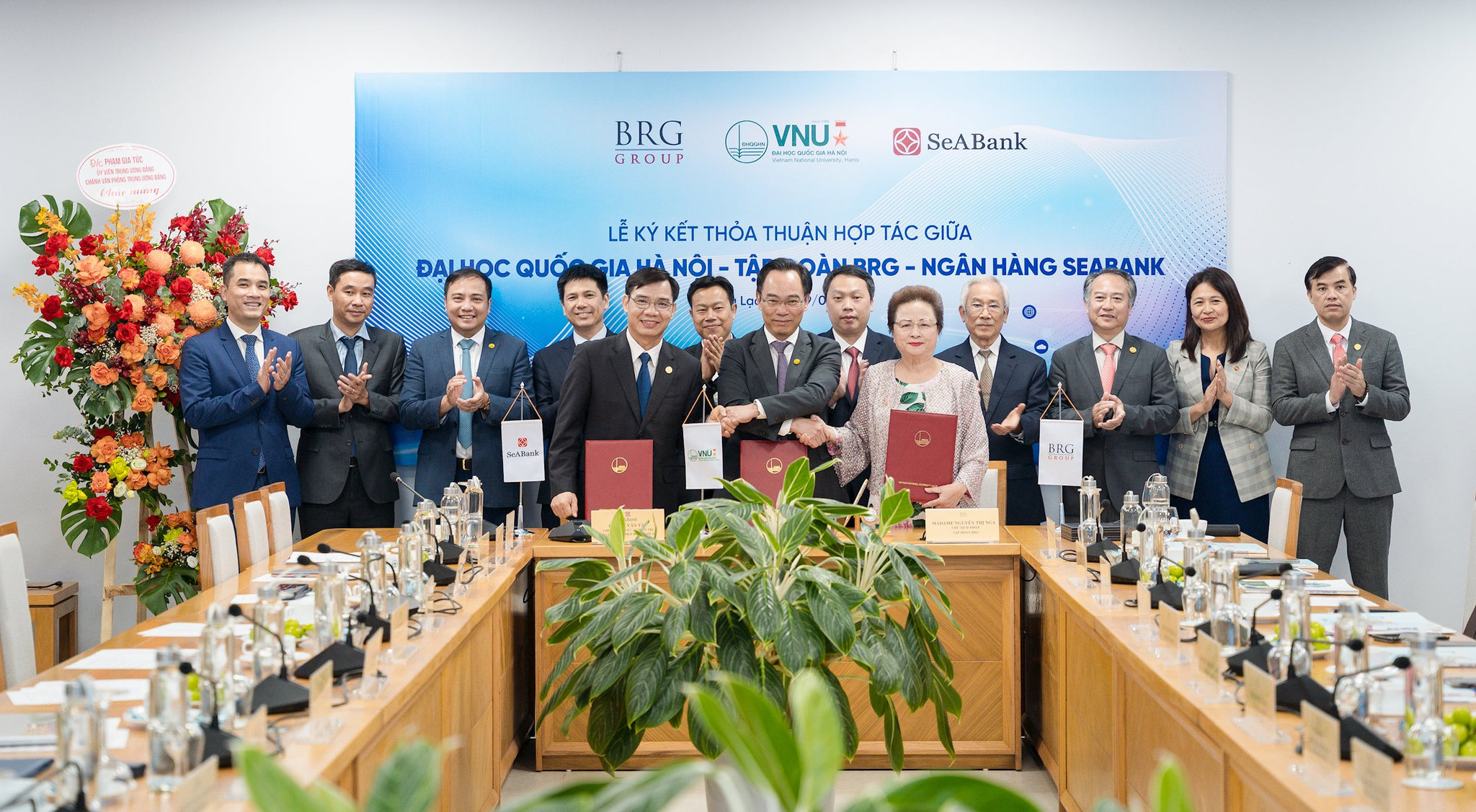 02-dai-dien-tap-doan-brg-ngan-hang-seabank-va-dai-hoc-quoc-gia-ha-noi-ky-ket-thoa-thuan-hop-tac.jpg