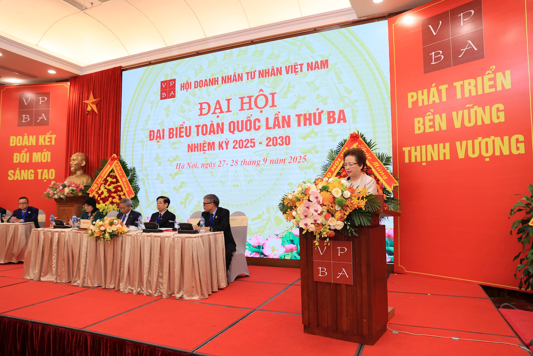 04-ba-nguyen-thi-nga-phat-bieu-tai-dai-hoi-dai-bieu-toan-quoc-lan-thu-iii-cua-hoi-doanh-nhan-tu-nhan-viet-nam.jpg