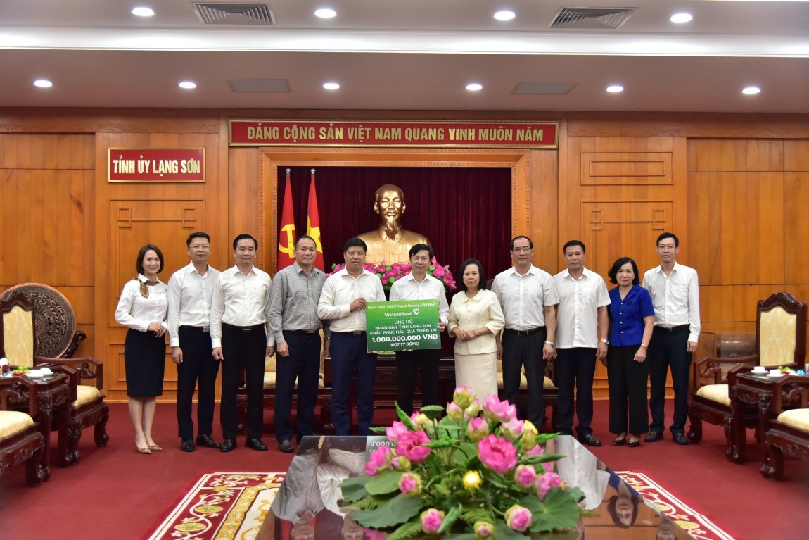 20251015_cqcd_nbh_vcb-ung-ho-dong-bao-lu-lut-2-.jpg
