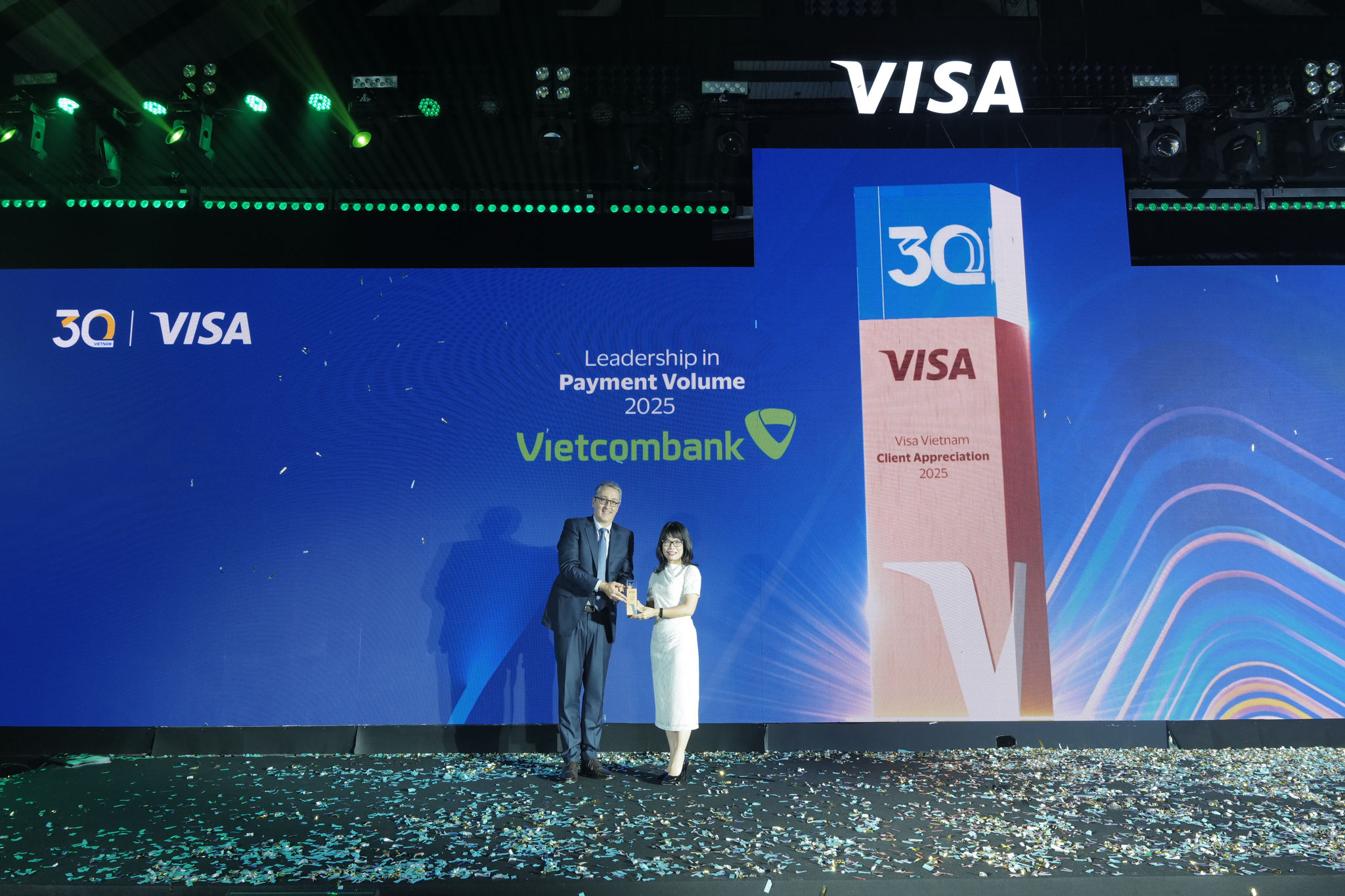 anh-1_vcb-duoc-visa-vinh-danh-voi-8-giai-thuong.jpg