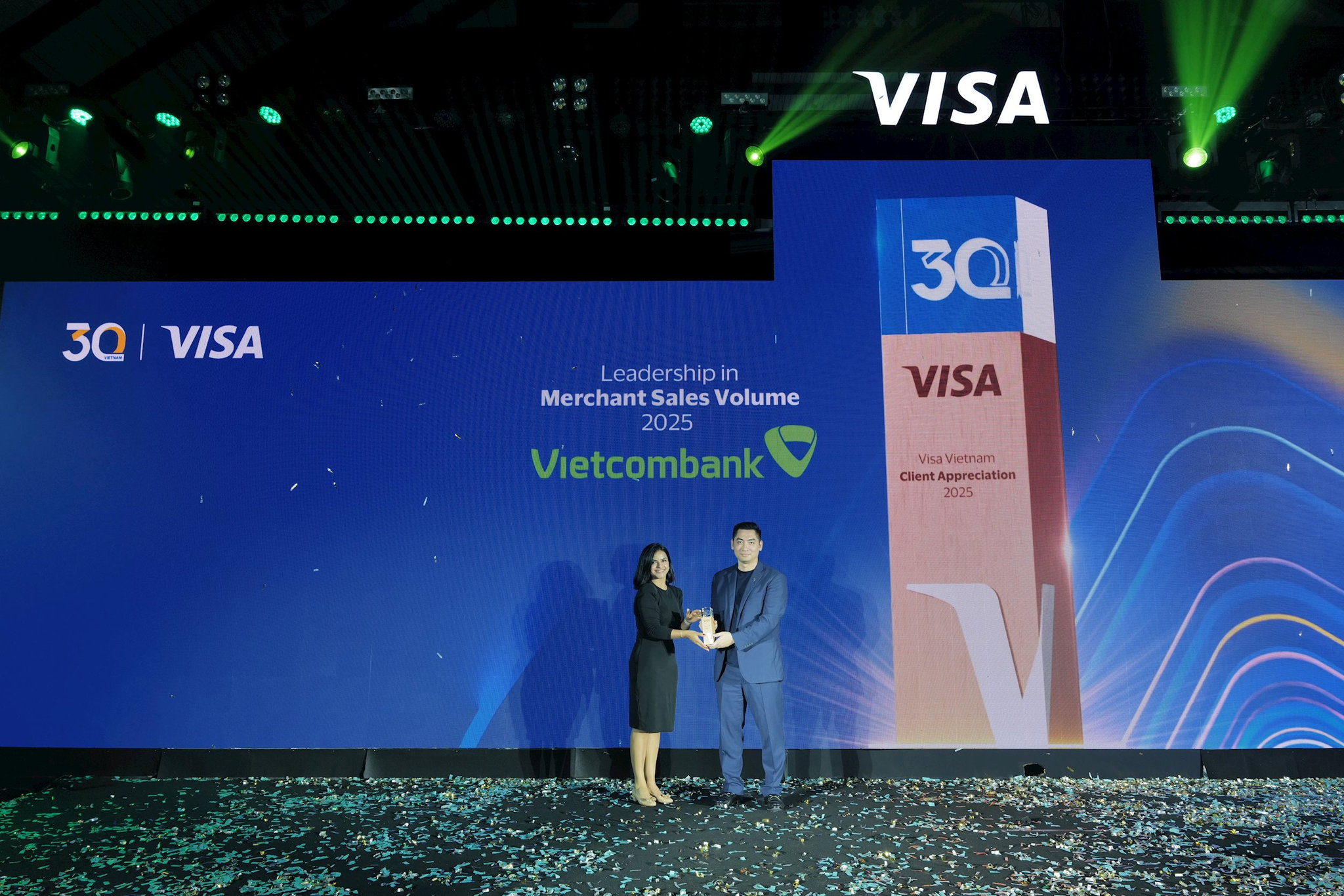 anh-2_vcb-duoc-visa-vinh-danh-voi-8-giai-thuong.jpg
