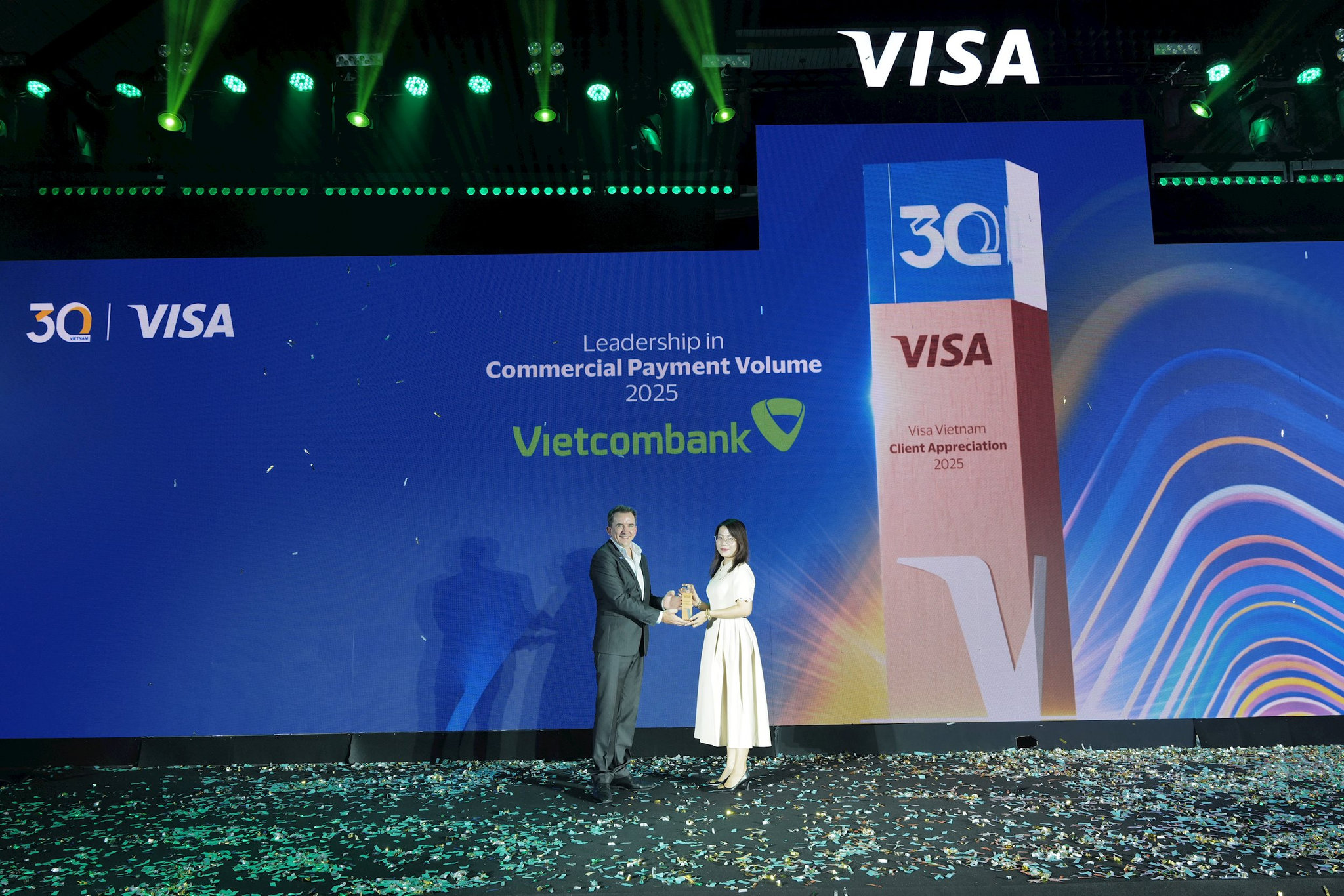 anh-3_vcb-duoc-visa-vinh-danh-voi-8-giai-thuong.jpg