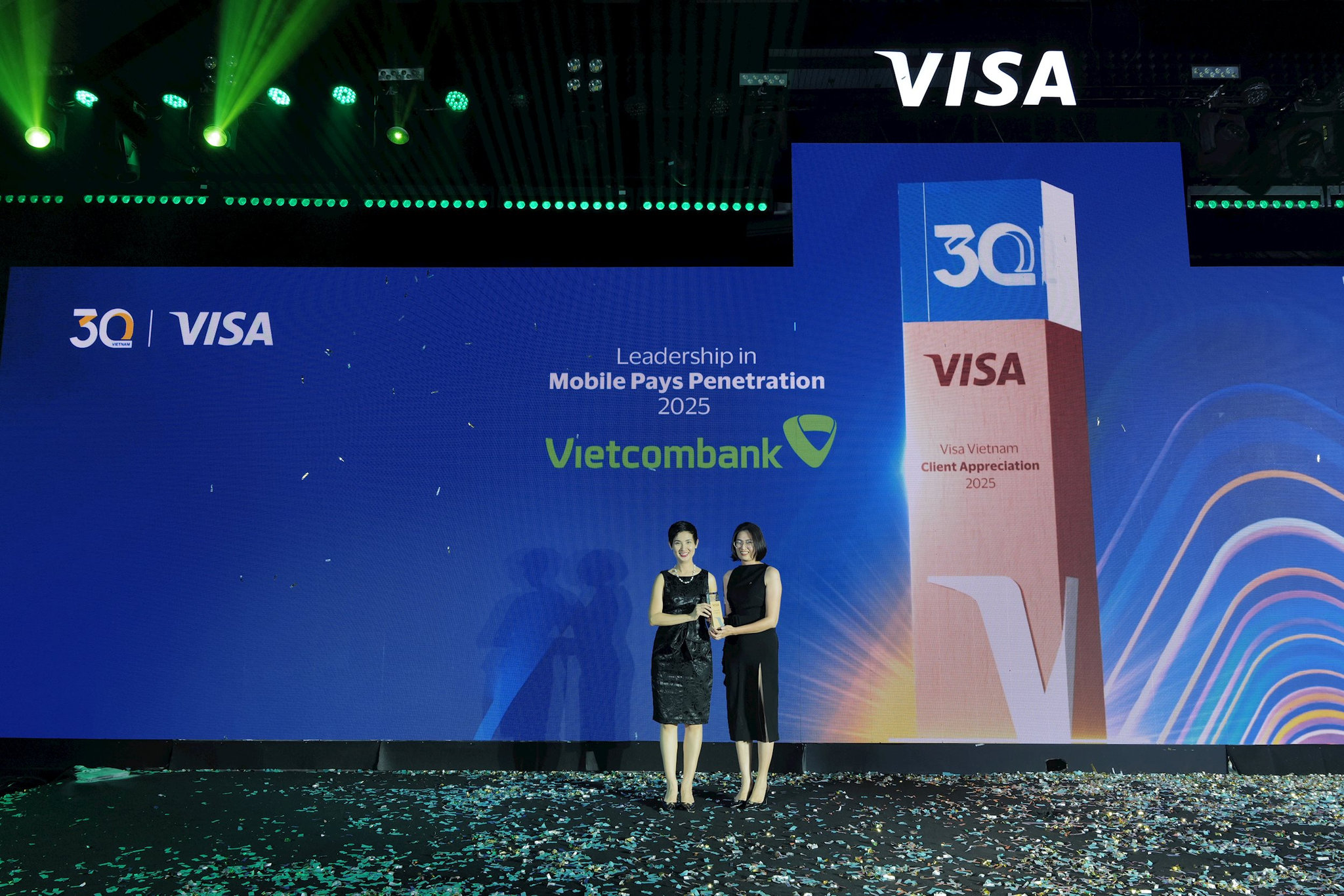 anh-4_vcb-duoc-visa-vinh-danh-voi-8-giai-thuong.jpg