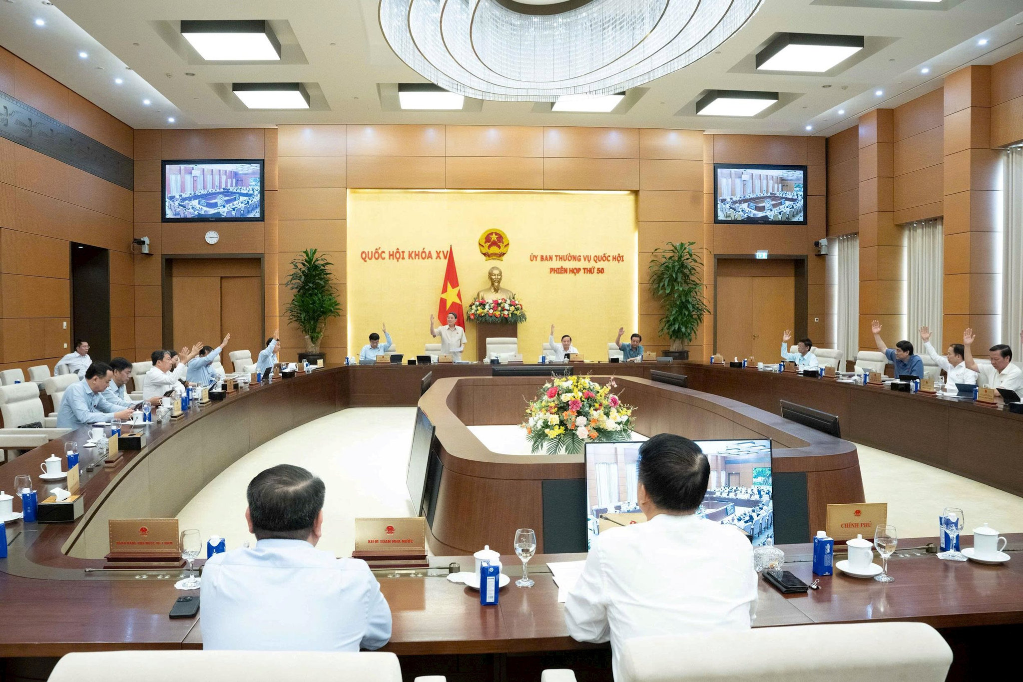 ubtvqh-thong-qua-nq.jpg