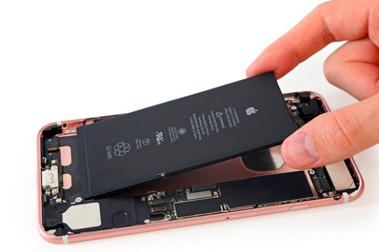 Pin iPhone bị xuống cấp ra sao mỗi năm?