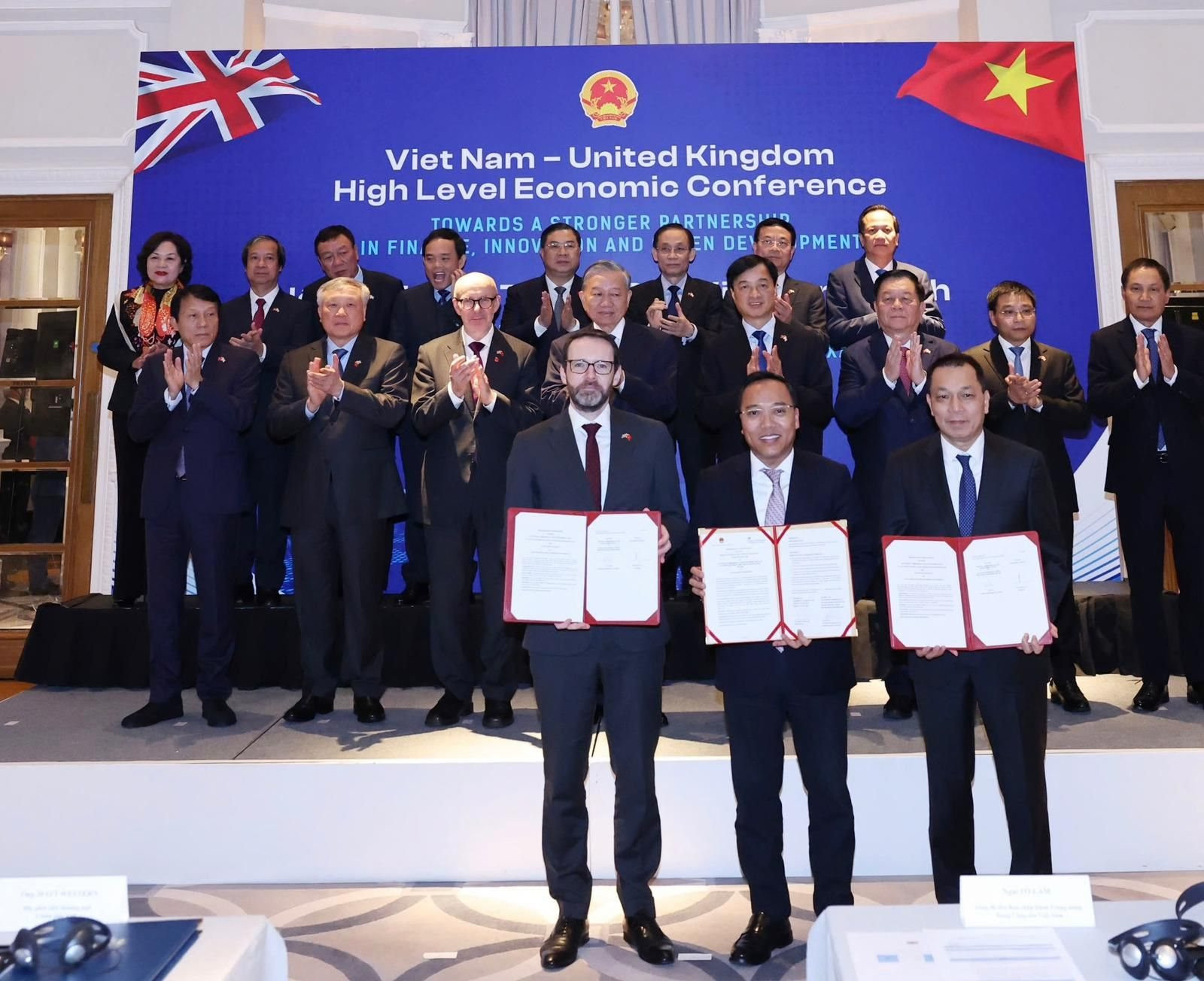 quan-he-doi-tac-nang-luong-sach-dai-su-anh-iain-frew-ky-ket-voi-thu-truong-bo-cong-thuong-nguyen-hoang-long.jpg