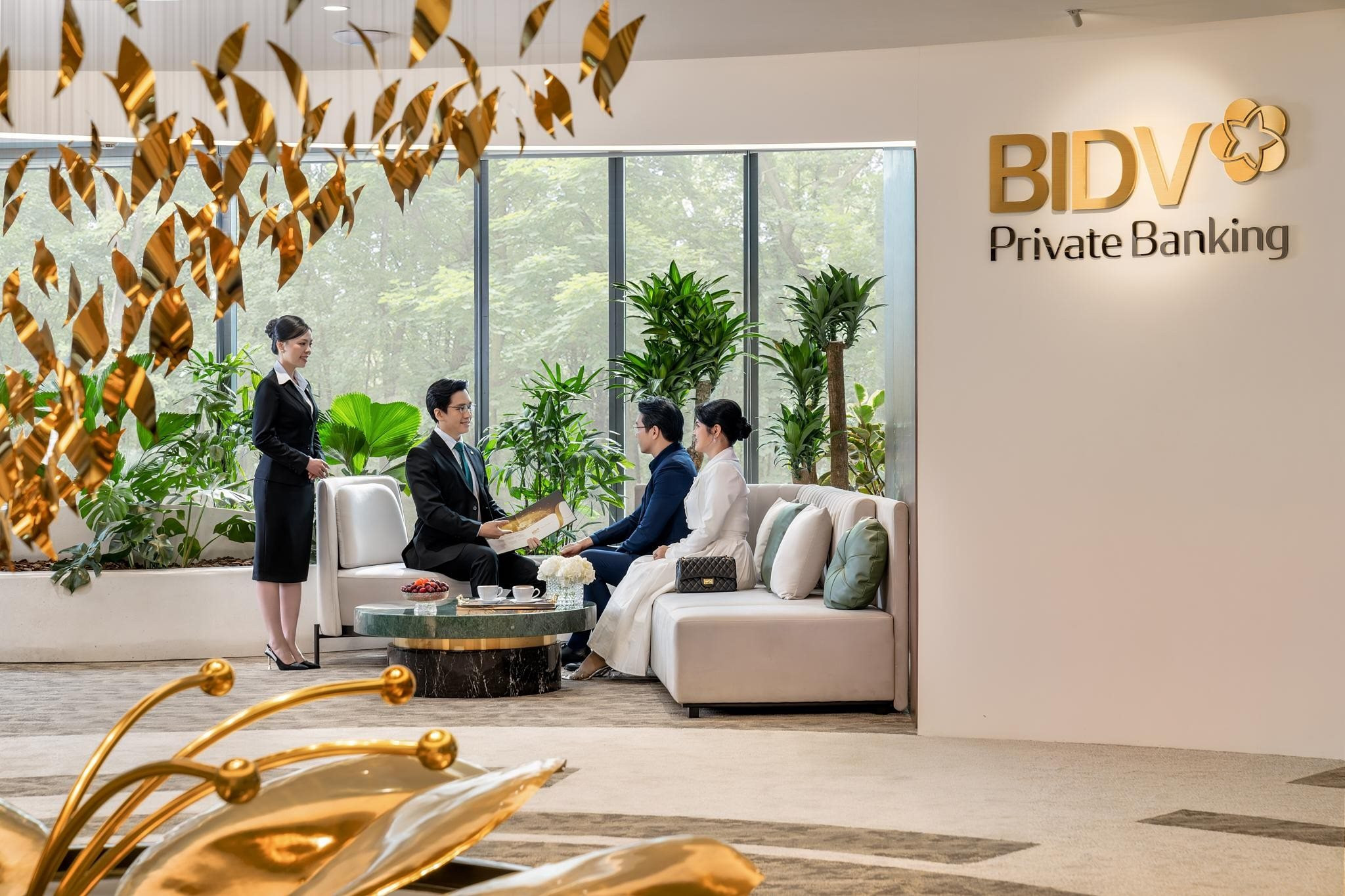 khach-hang-duoc-cac-chuyen-gia-tu-van-cao-cap-private-banker-tiep-don-tai-trung-tam-khach-hang-ca-nhan-cao-cap-tp.-ho-chi-minh.jpg